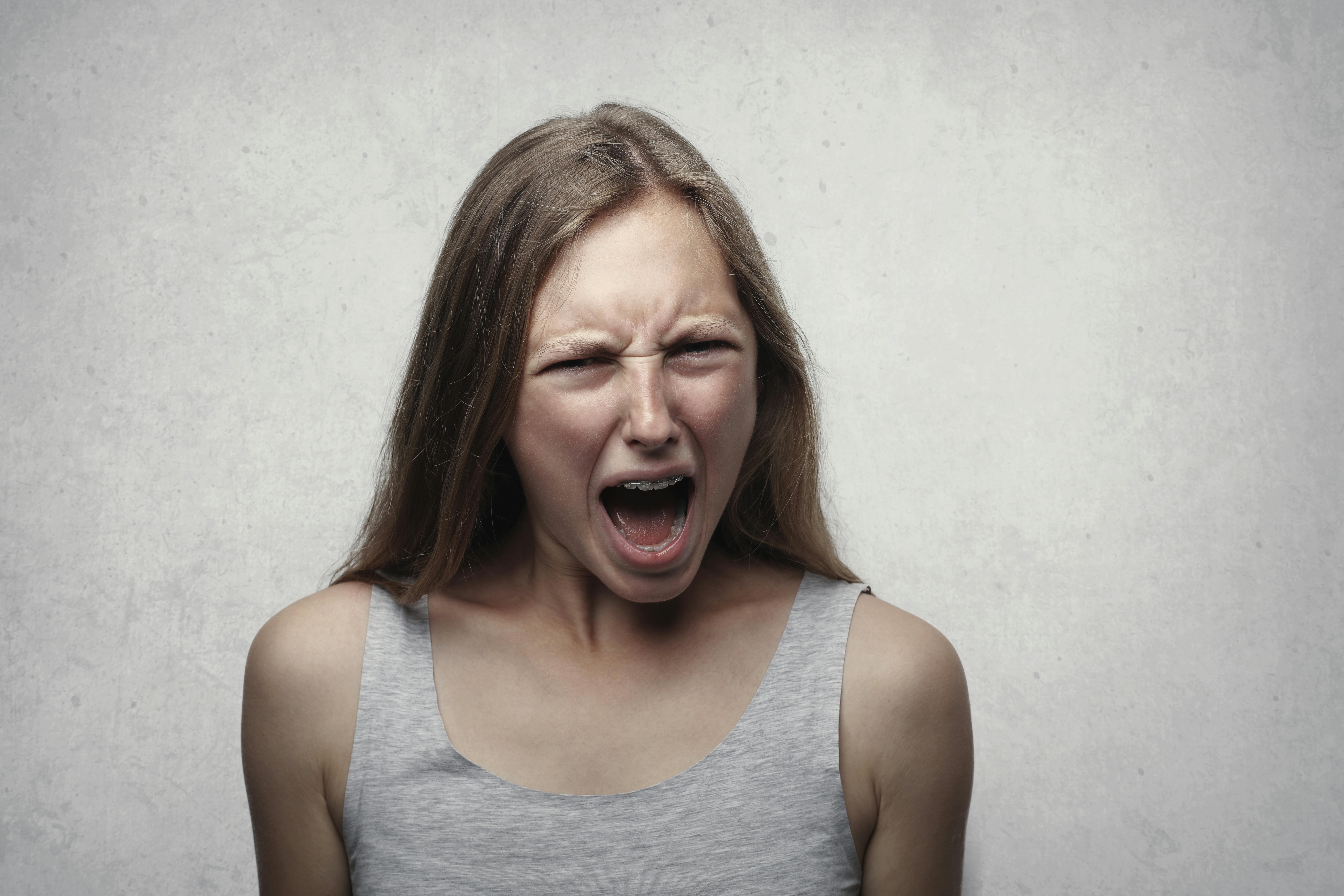 A woman screaming | Source: Pexels