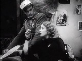 Marlene Dietrich dans "Morocco" en compagnie de Gary Cooper. l Source : Wikimedia Commons Marlene Dietrich dans "Morocco" en compagnie de Gary Cooper. l Source : Wikimedia Commons