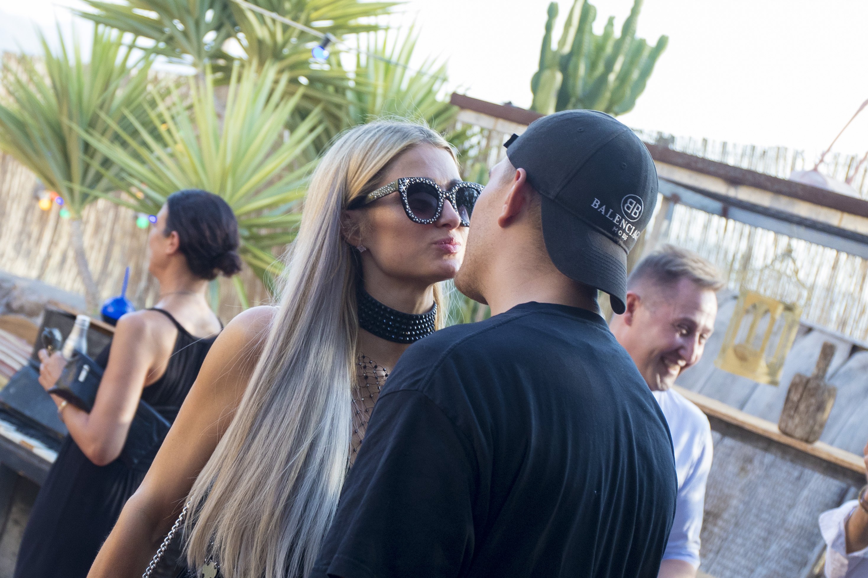 Paris Hilton (L) and Chris Zylka attend his exhibition 'Why Use A Name' in Ibiza on August 9, 2018 in Ibiza, Spain | Source: Getty Images 