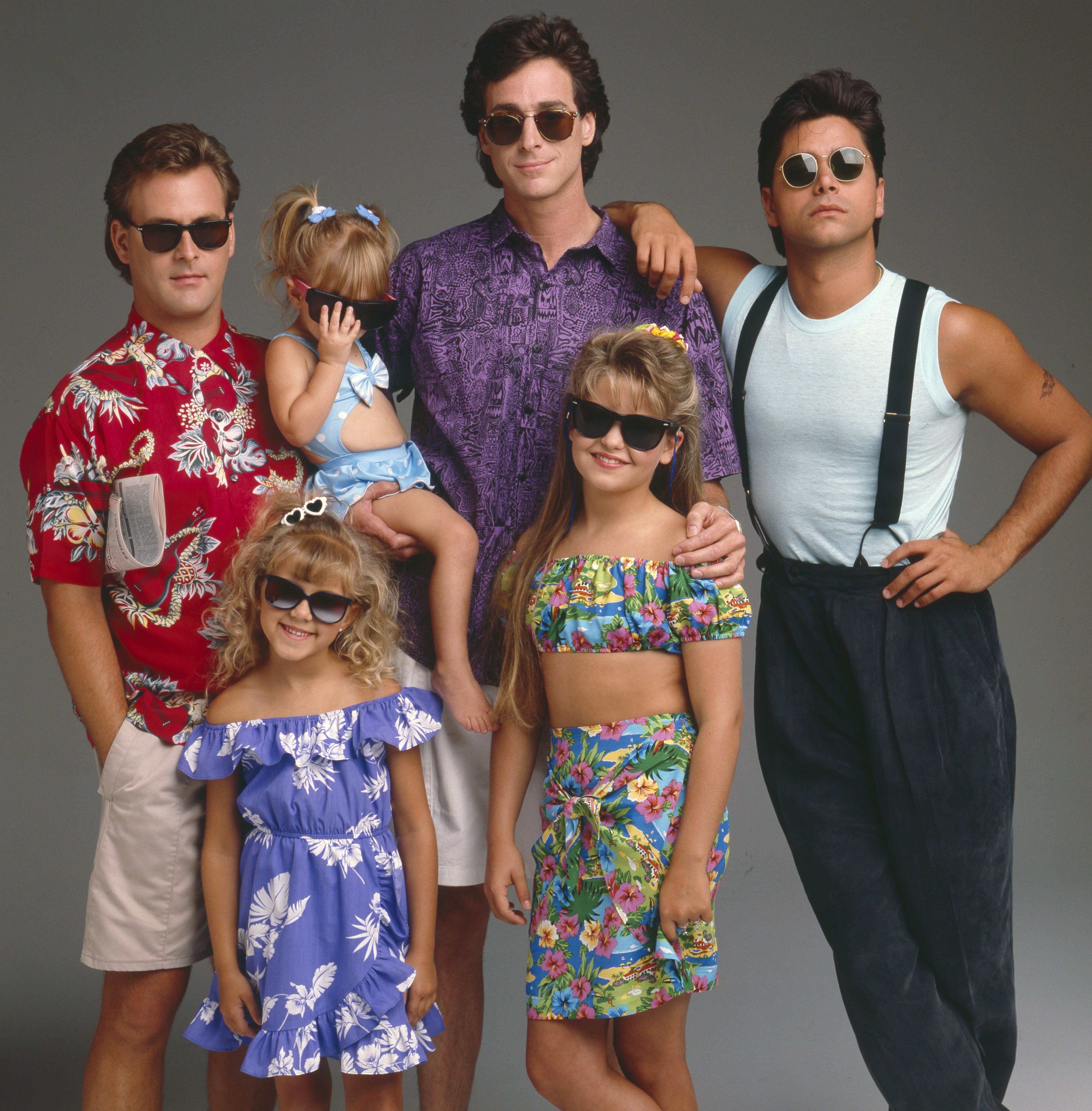 A cast gallery picture of “Full House” actors Davie Coulier, Jodie Sweetin, Mary-Kate/Ashley Olsen; Bob Saget, Candace Cameron and John Stamos on August, 8, 1989. | Source: Getty Images