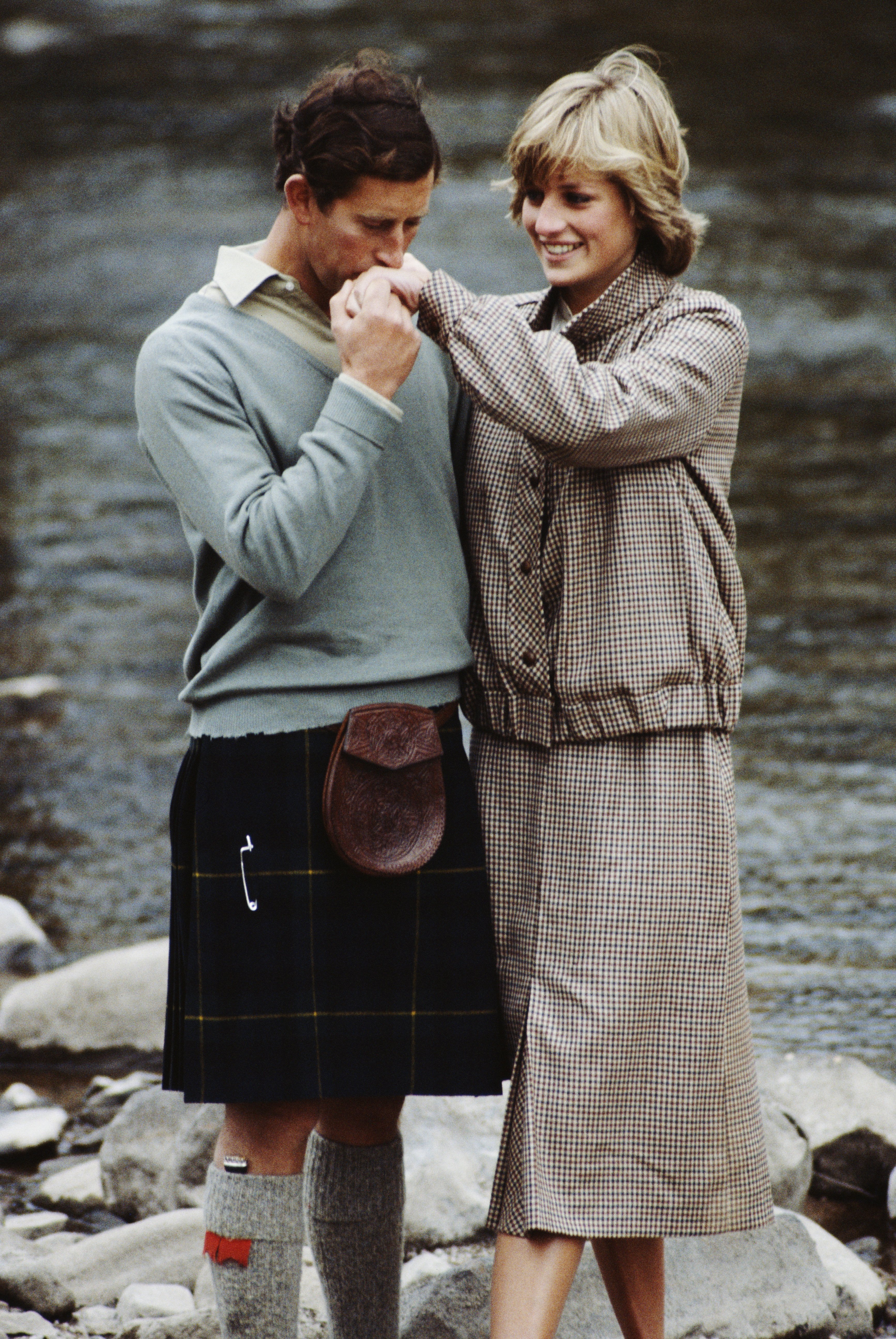 El príncipe Charles y Diana, princesa de Gales, durante su luna de miel en Balmoral, Escocia, el 19 de agosto de 1981. | Foto: Getty Images