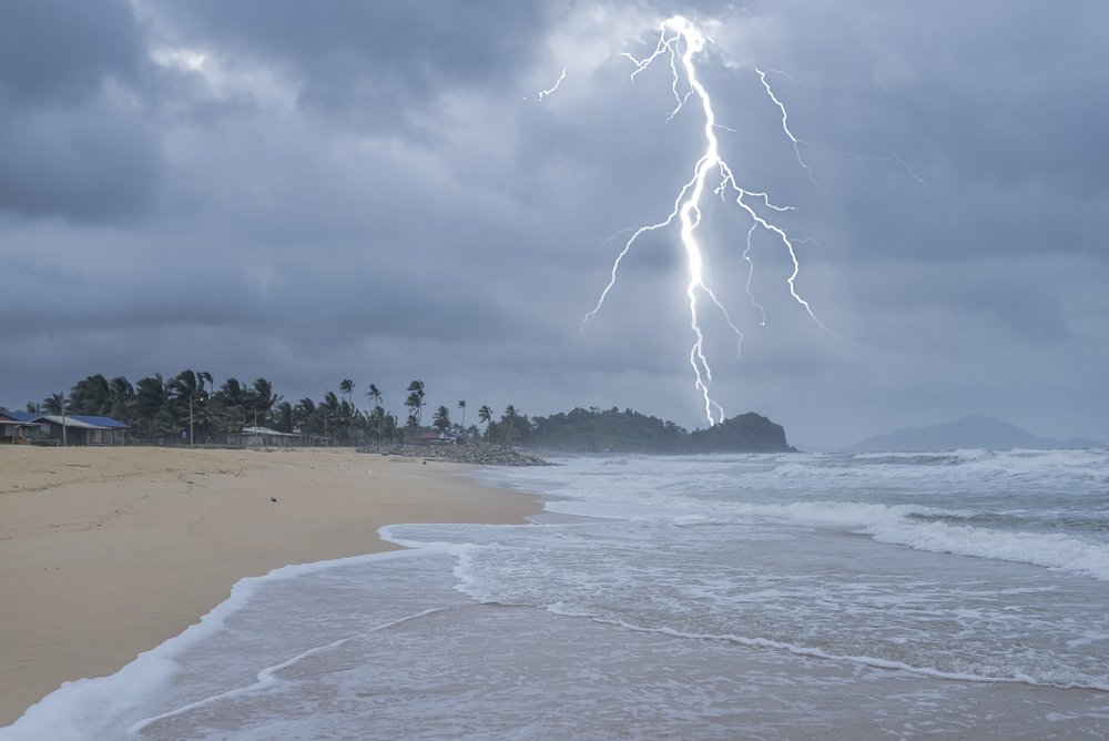 A photo of a lightening on a beach | Photo: Shutterstock
