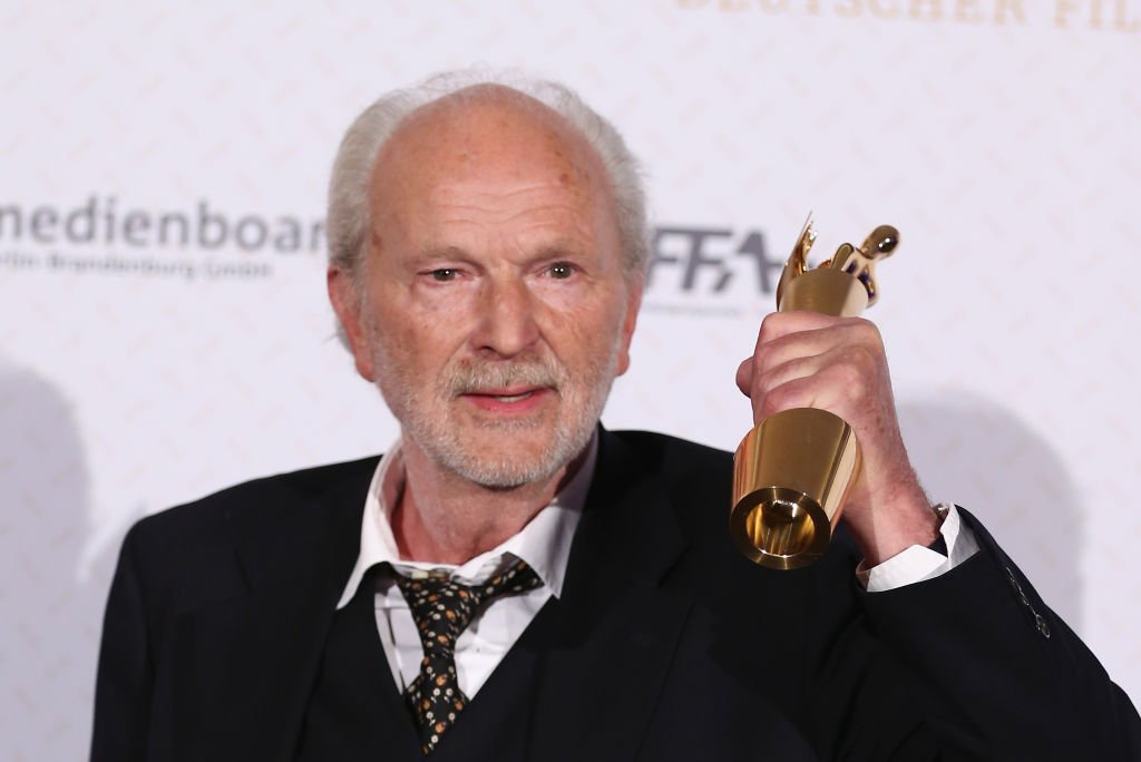 Michael Gwisdek posiert mit seiner Auszeichnung während des Lola - Deutschen Filmpreises 2013 im Friedrichstadt-Palast am 26. April 2013 in Berlin. Gwisdek erhielt die Auszeichnung als bester Nebendarsteller. (Foto von Andreas Rentz) | Quelle: Getty Images