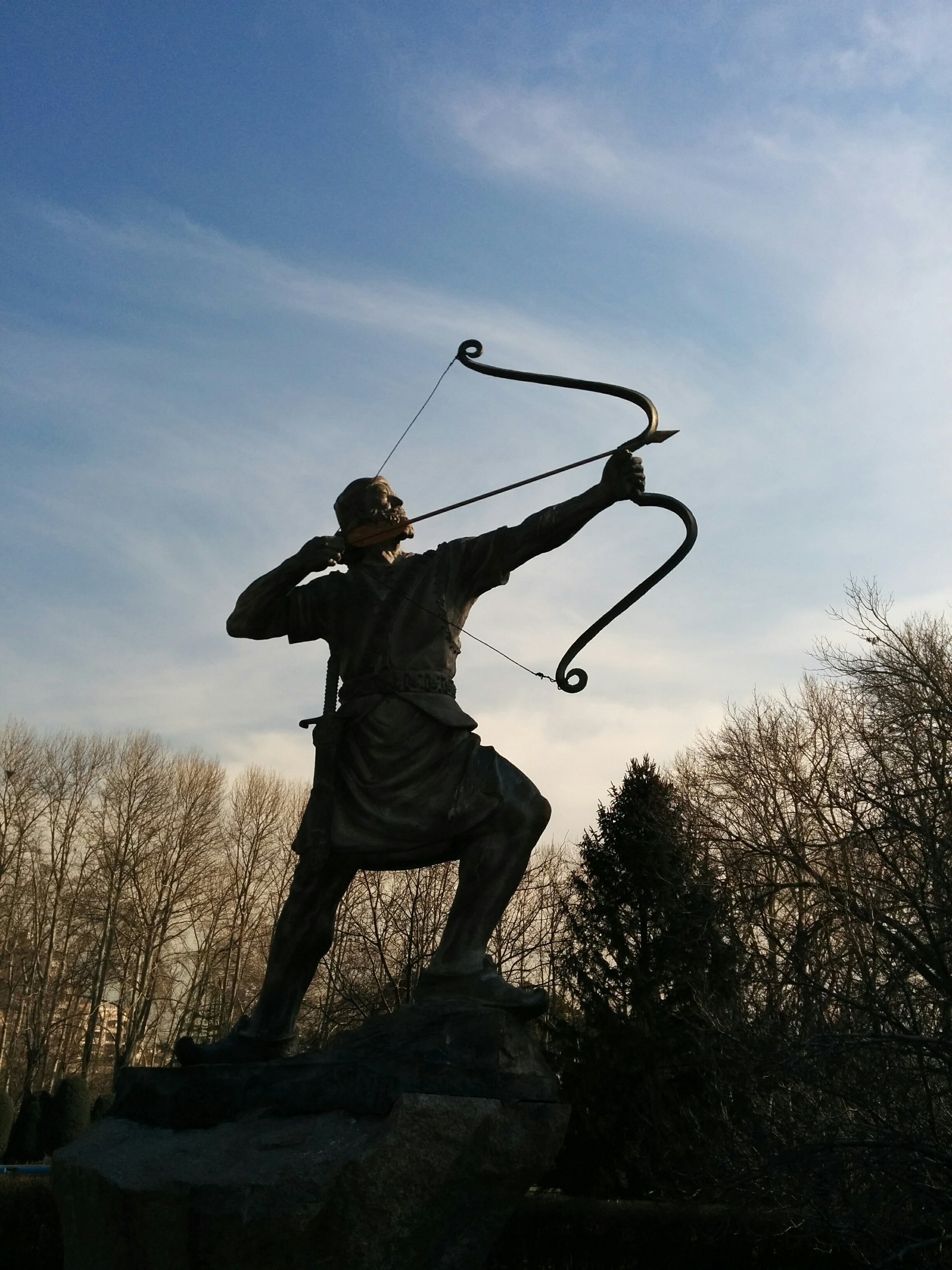 A statue of a man shooting a bow and arrow. | Source: Unsplash