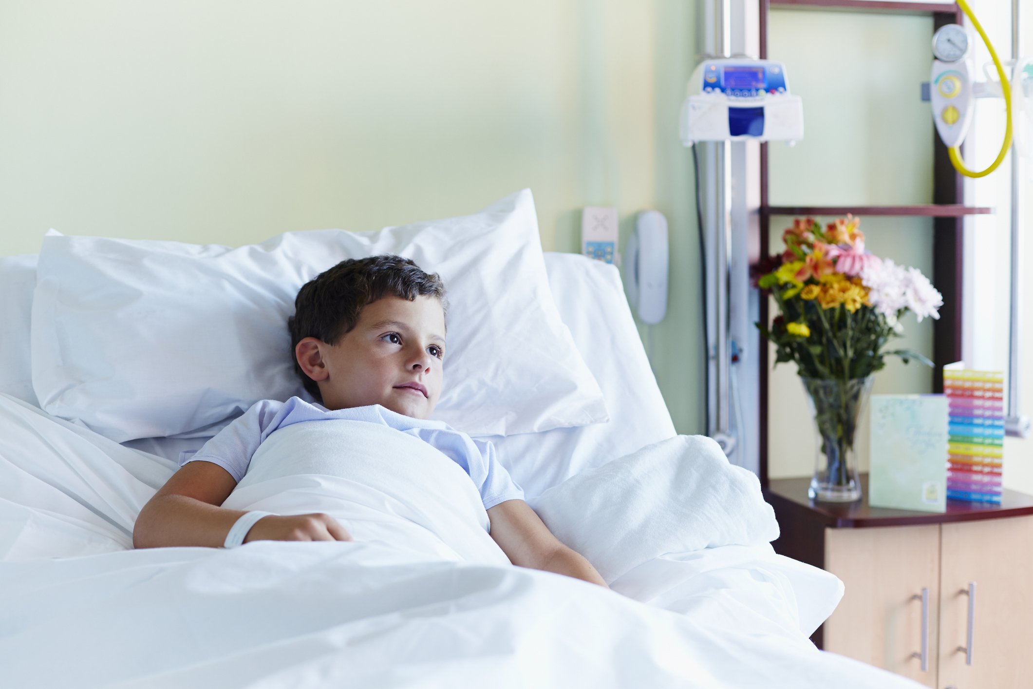 Nachdenklicher Junge im Krankenhaus I Quelle: Getty Images
