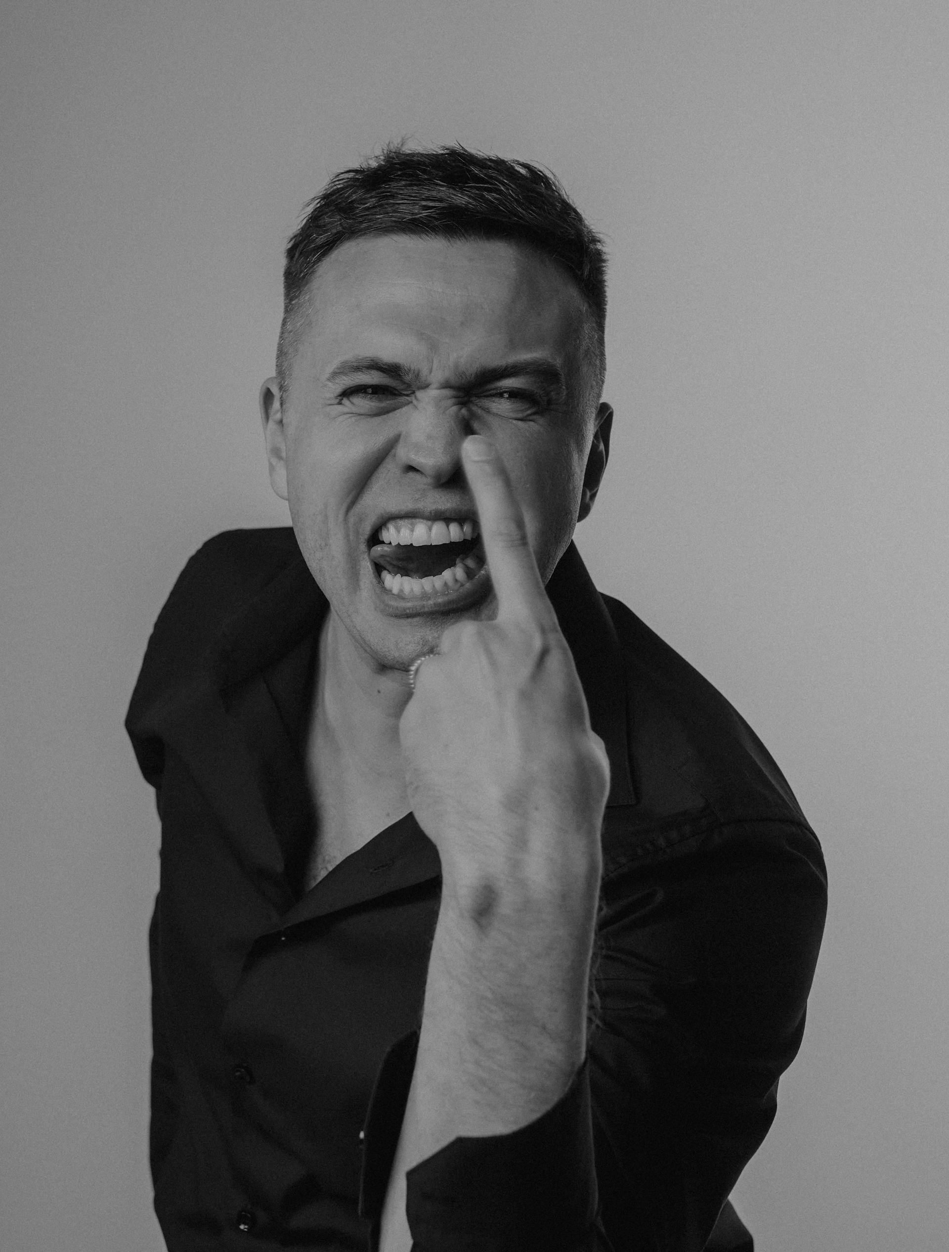 A man shouting and gesturing angrily | Source: Pexels