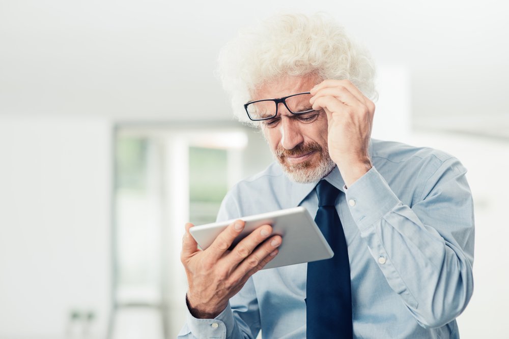 Hombre mayor con problemas de la vista. Fuente: Shutterstock