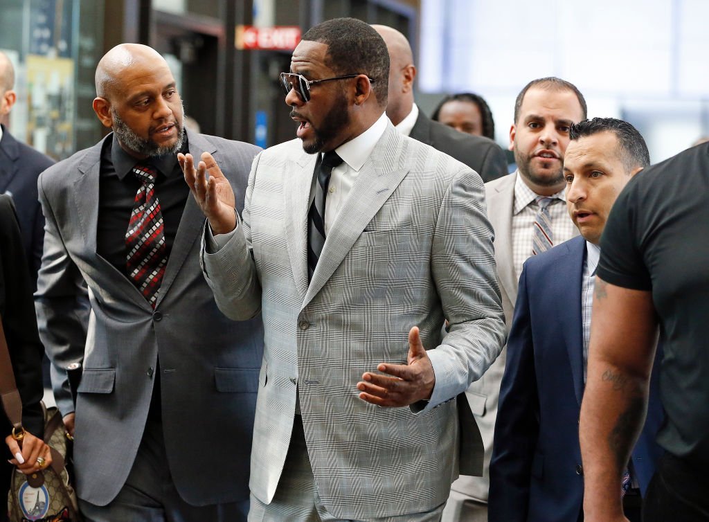 Defamed singer R. Kelly talking with his legal team at the Leighton Criminal Courthouse in June 2019 in Chicago, Illinois | Photo: Getty Images