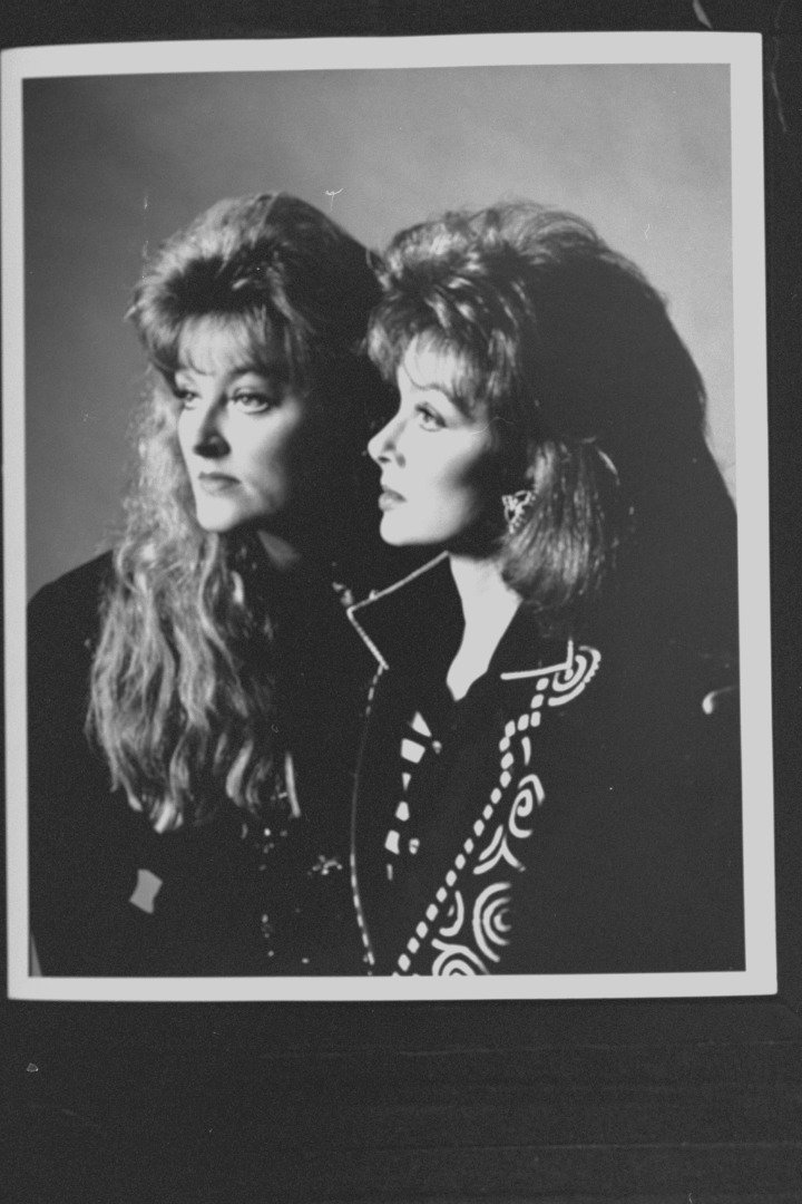 Portrait of c/w singers Wynonna Judd and her mother Naomi | Source: Getty Images