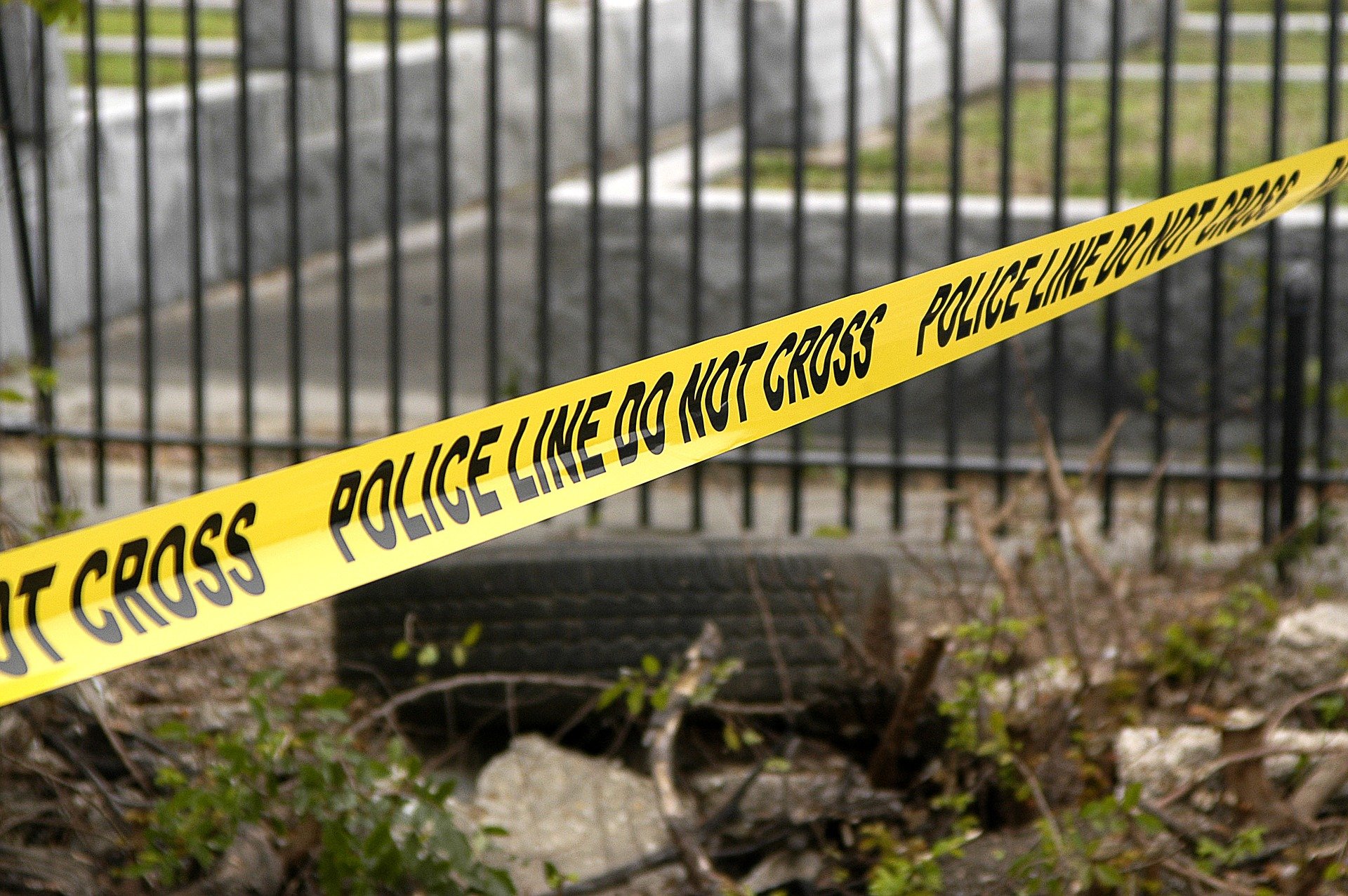 Illustration of police tape surrounding a crime scene. | Source: Pixabay.