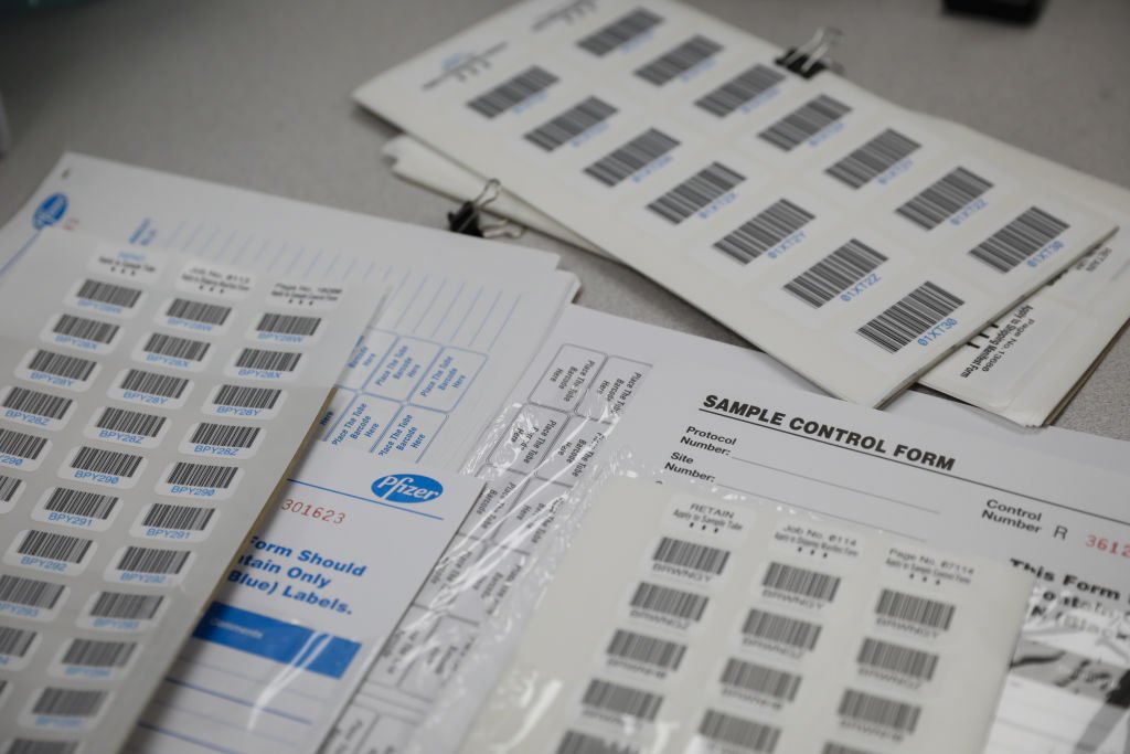 Formularios de Pfizer para los ensayos clínicos de una vacuna contra la COVID-19, septiembre de 2020. | Foto: Getty Images