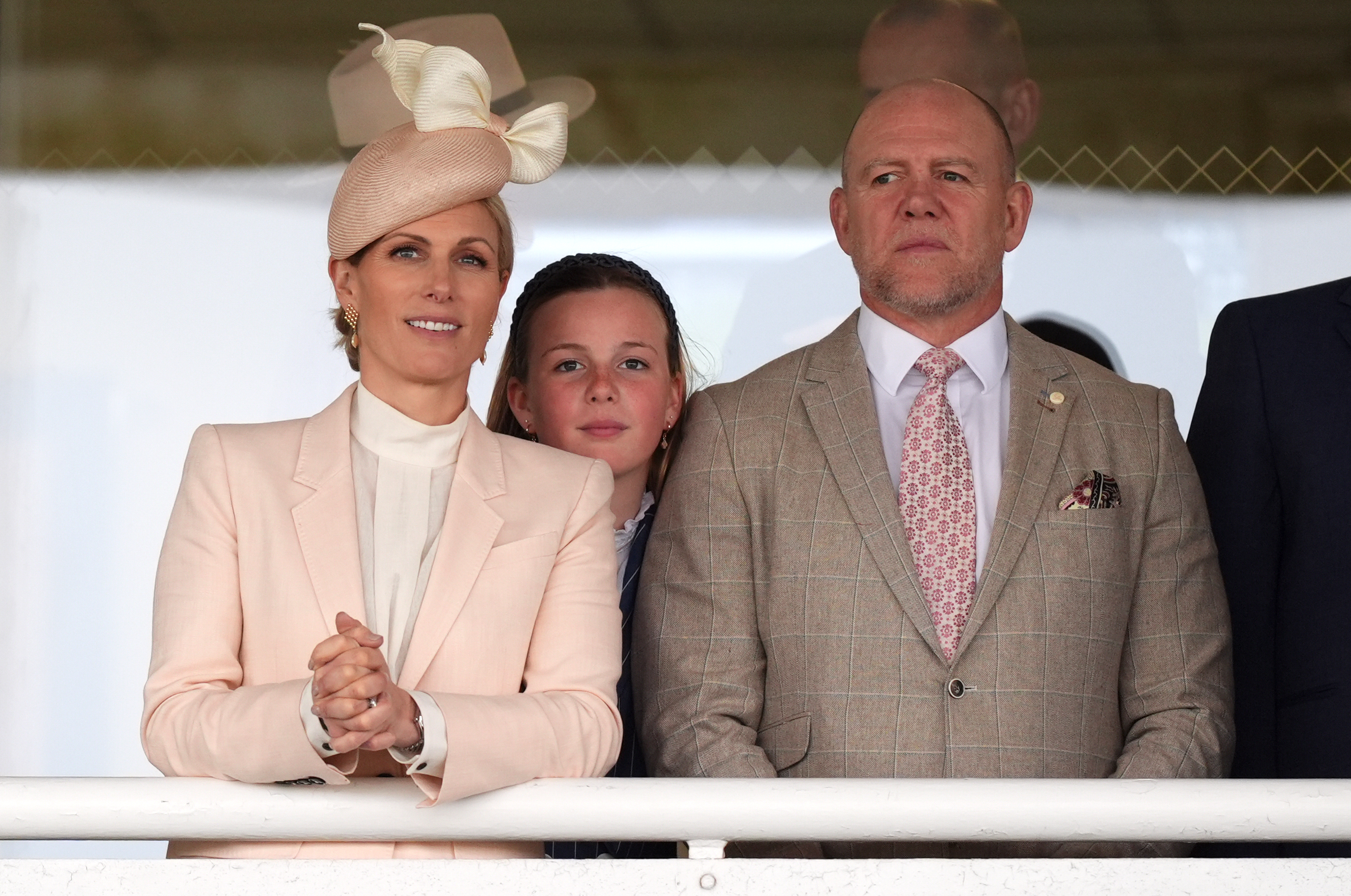 A closer view showed Zara Tindall and Mike Tindall standing shoulder to shoulder, with Mia Tindall just behind them, her presence quietly anchoring the moment as the family watched on with focused attention during a key point in the races.