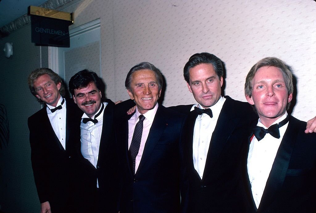 Kirk Douglas, center, poses with his four sons during a gala evening at the Majestic Theatre in Manhattan where he was honored by the American Academy of Dramatic Arts; sons, left to right Peter, Joel, Michael, Eric. | Photo: Getty Images