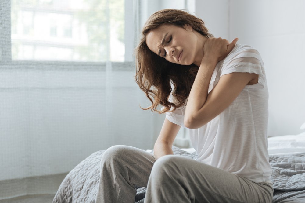 Mujer con dolor de cuello. Fuente: Shutterstock Mujer con dolor de cuello. Fuente: Shutterstock