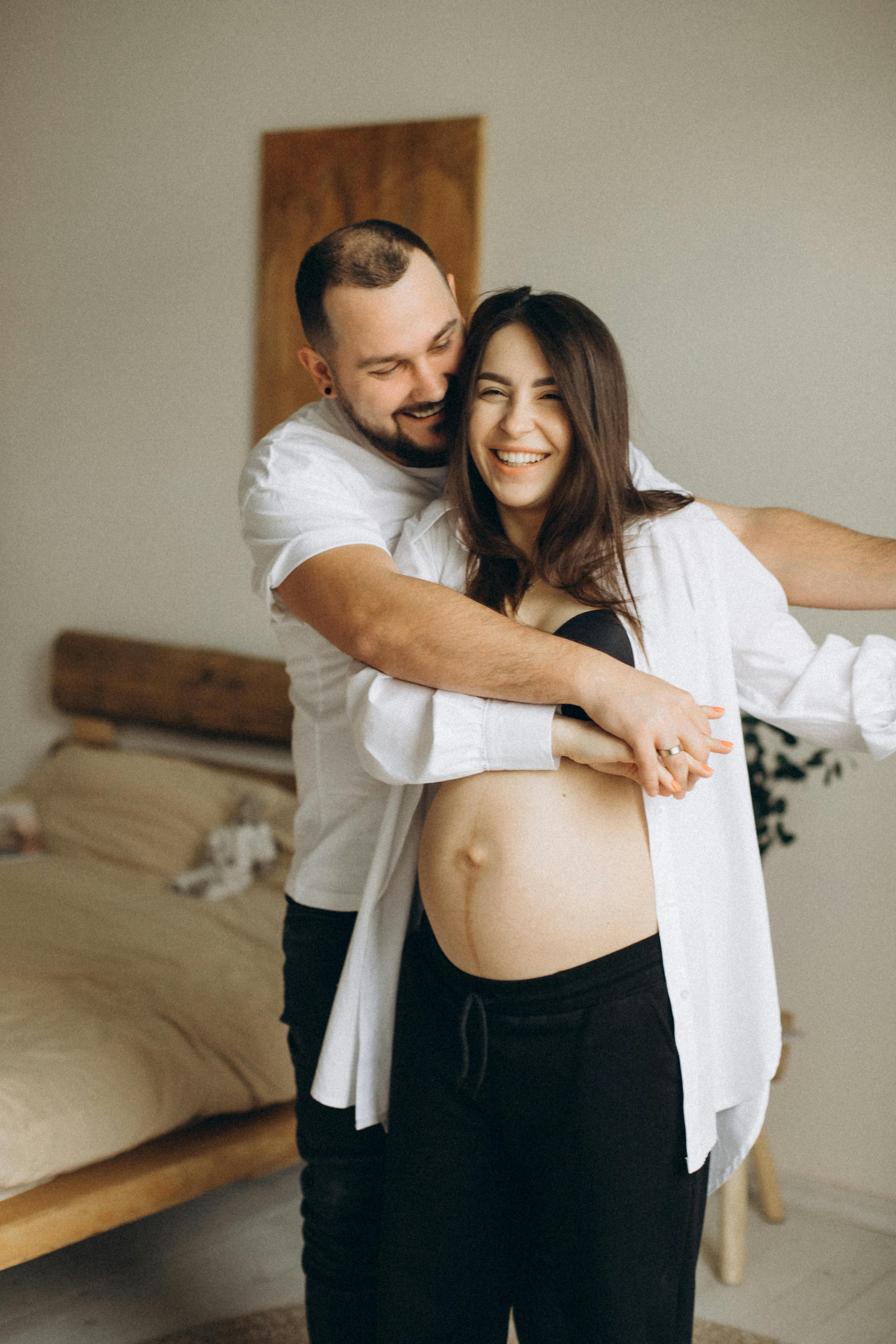 A man embracing his pregnant wife | Source: Pexels