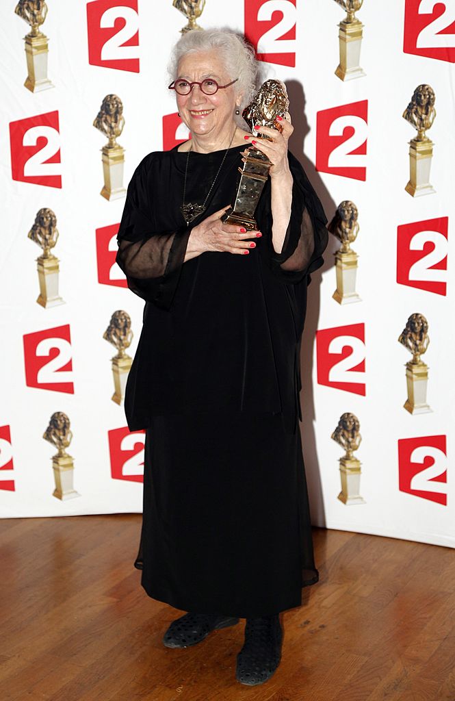 L'actrice française Isabelle Sadoyan pose avec le Prix Molière du Théâtre "Meilleure actrice dans un second rôle" pour "L'origine du monde" lors de la 26e cérémonie de remise des prix du théâtre Molières le 2 juin 2014. | Photo : Getty Images