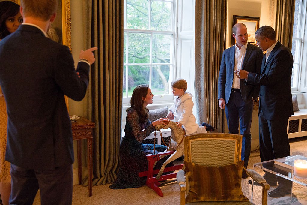 Barack Obama, Prince William, Kate Middleton, Prince George, Michelle Obama and Prince Henry having a discussion at Kensington Palace on April 22, 2016 in London, England. | Photo: Getty Images.