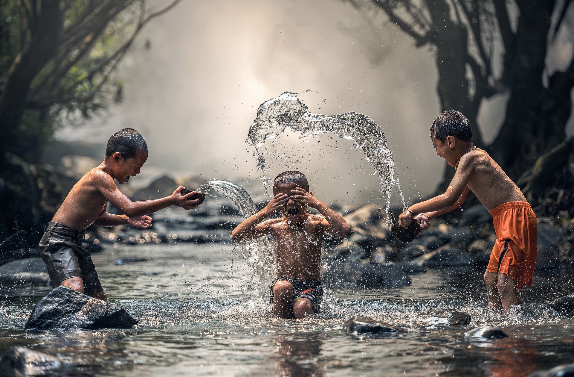 Niños jugando en un río. | Foto: Pixabay