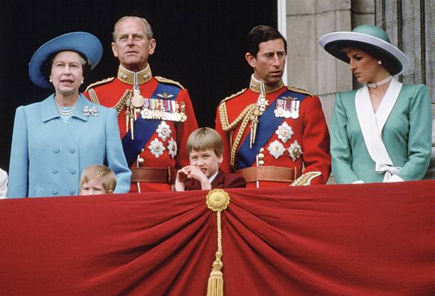  Queen Elizabeth II, Prince Philip, Prince Charles, Diana Princess of Wales, Prince William and Prince Harry stand on the balcony of Buckingham Palace | Photo: Getty Images