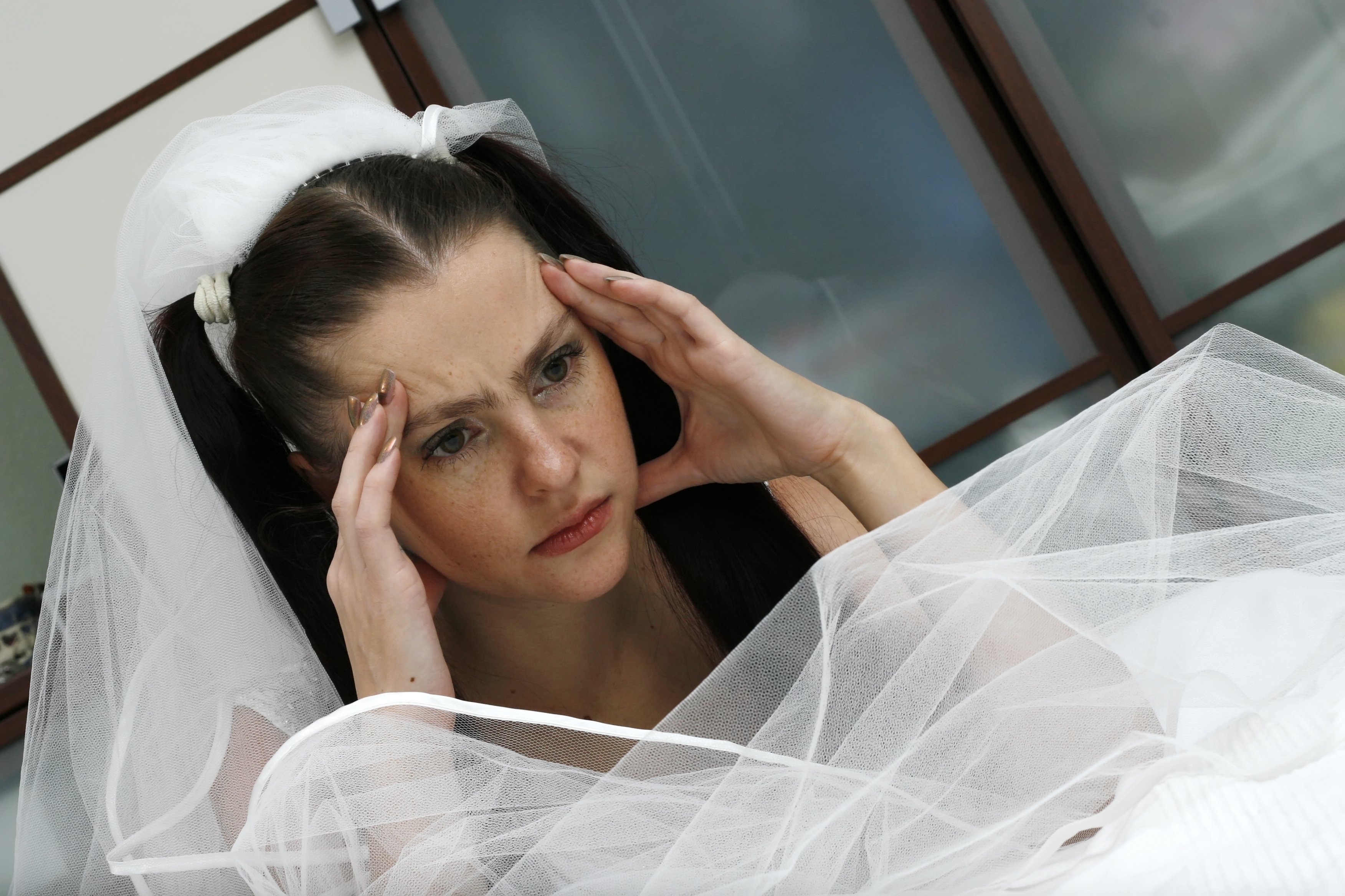 Mujer molesta vestida de novia. | Foto: Shutterstock