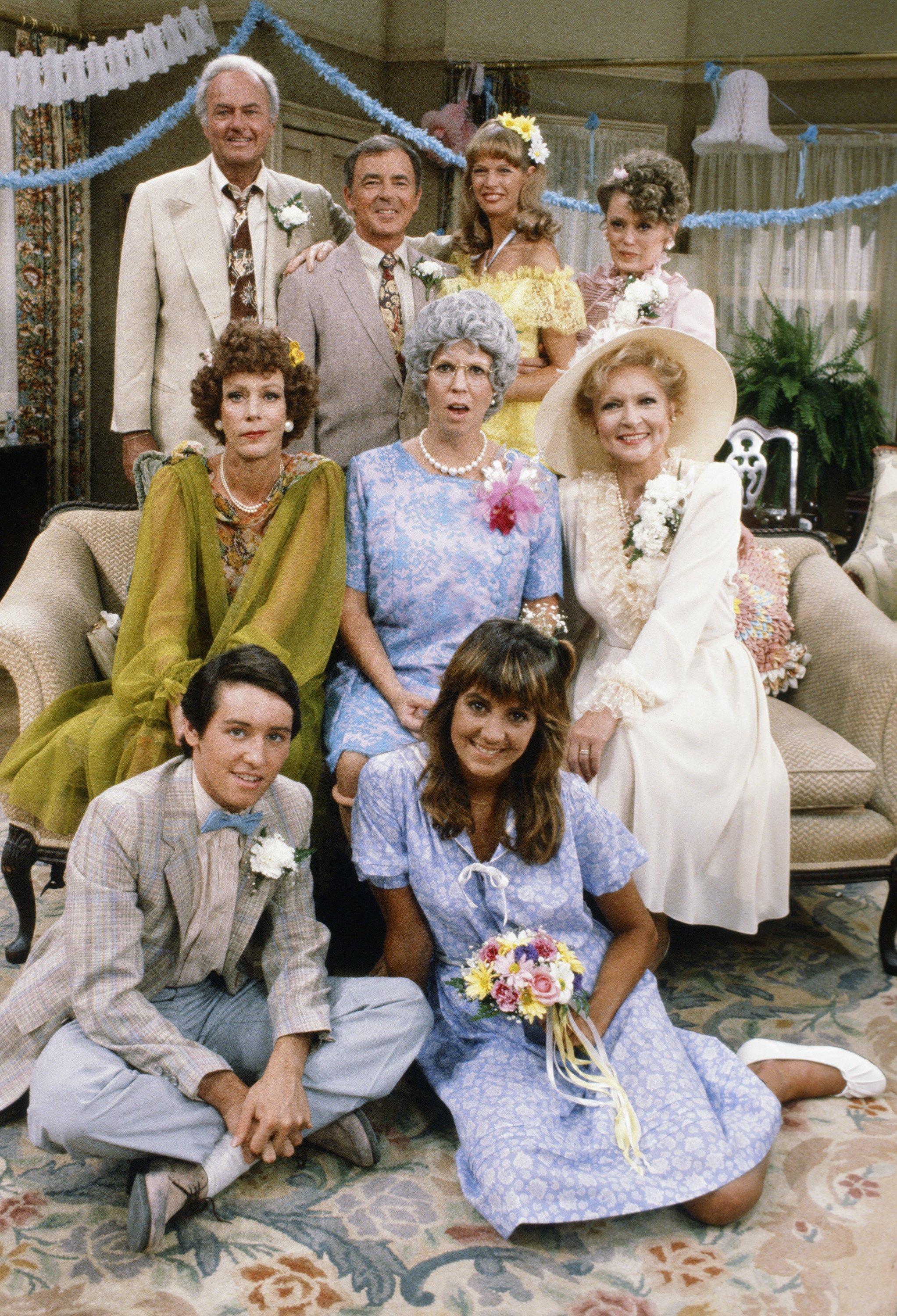 Back row, left to right: Harvey Korman, Ken Berry, Dorothy Lyman, and Rue McClanahan. Middle row, left to right: Carol Burnett, Vicki Lawrence, and Betty White. Front row, left to right: Eric Brown and Karin Argoud on "Mama's Family" | Source: Getty Images