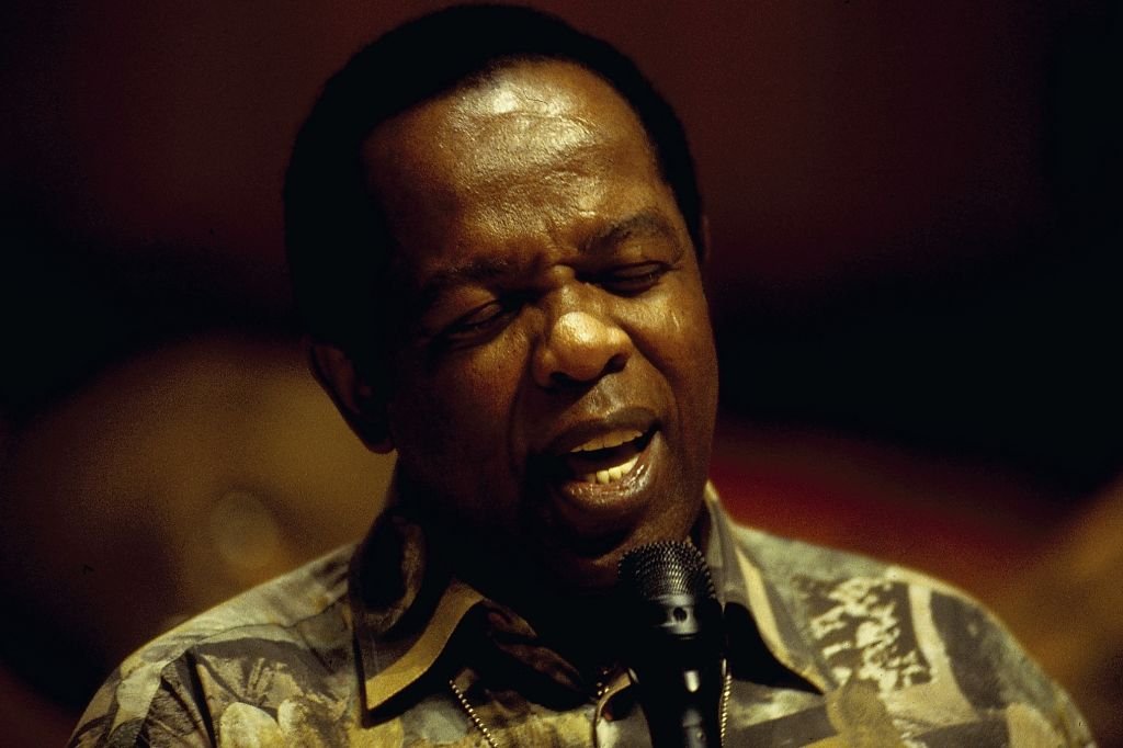 American singer Lou Rawls performing on stage, circa 1994. | Photo: Getty Images