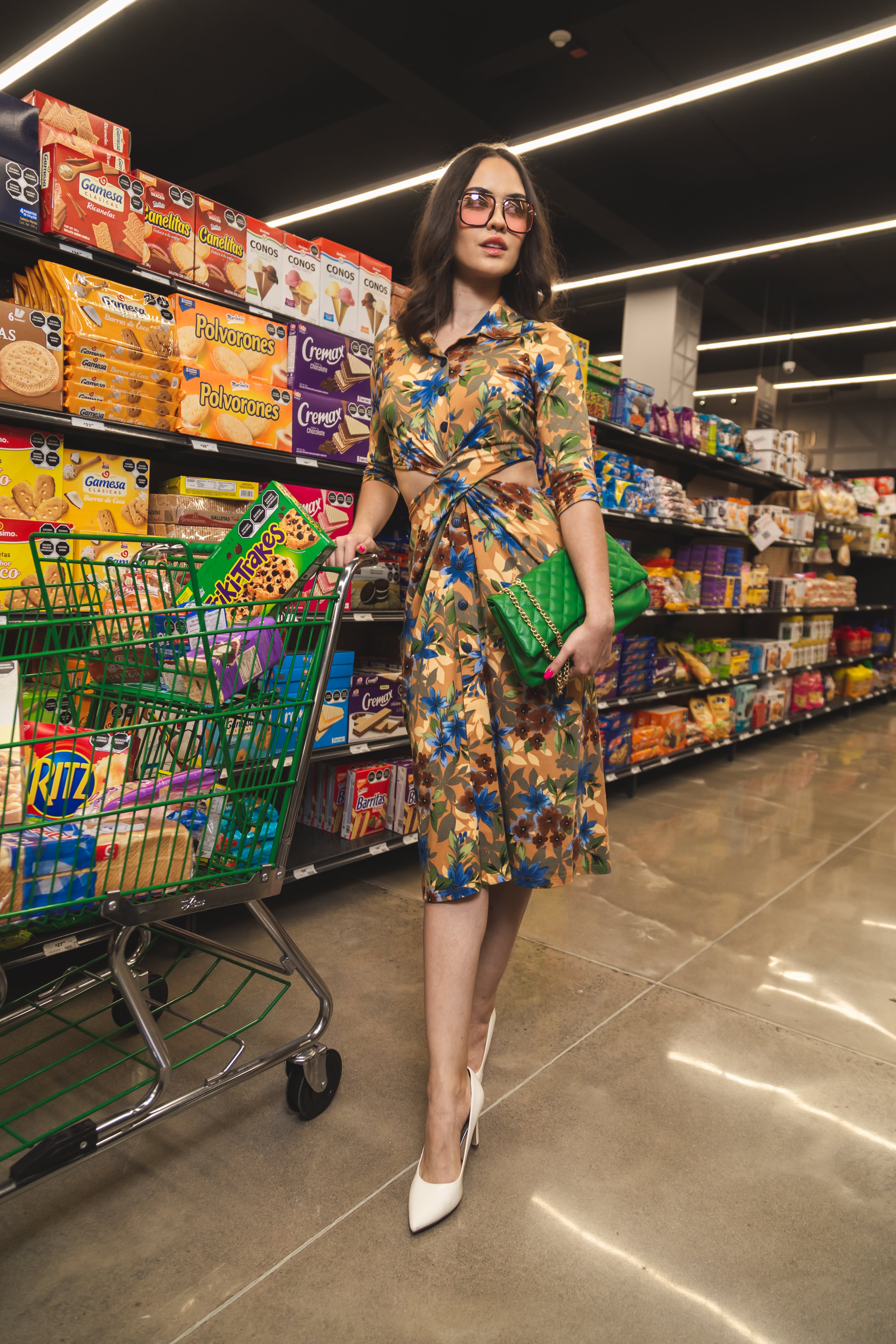 A woman holding a shopping cart. | Source: Pexels