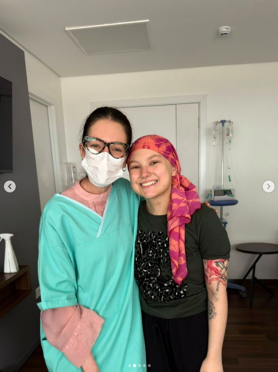 Isabel Veloso smiling for a photo with a medical professional, posted on November 10, 2025. | Source: Instagram/isabelvelosoo