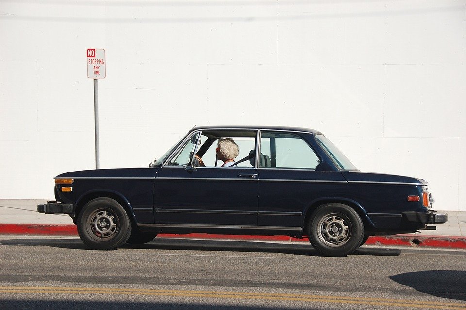 An old woman driving her car. | Photo: pixabay.com