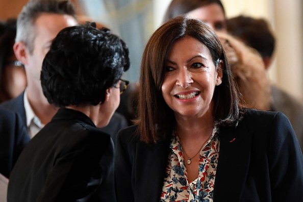 Anne Hidalgo est accueillie par Rachida Dati.| Photo : Getty Images