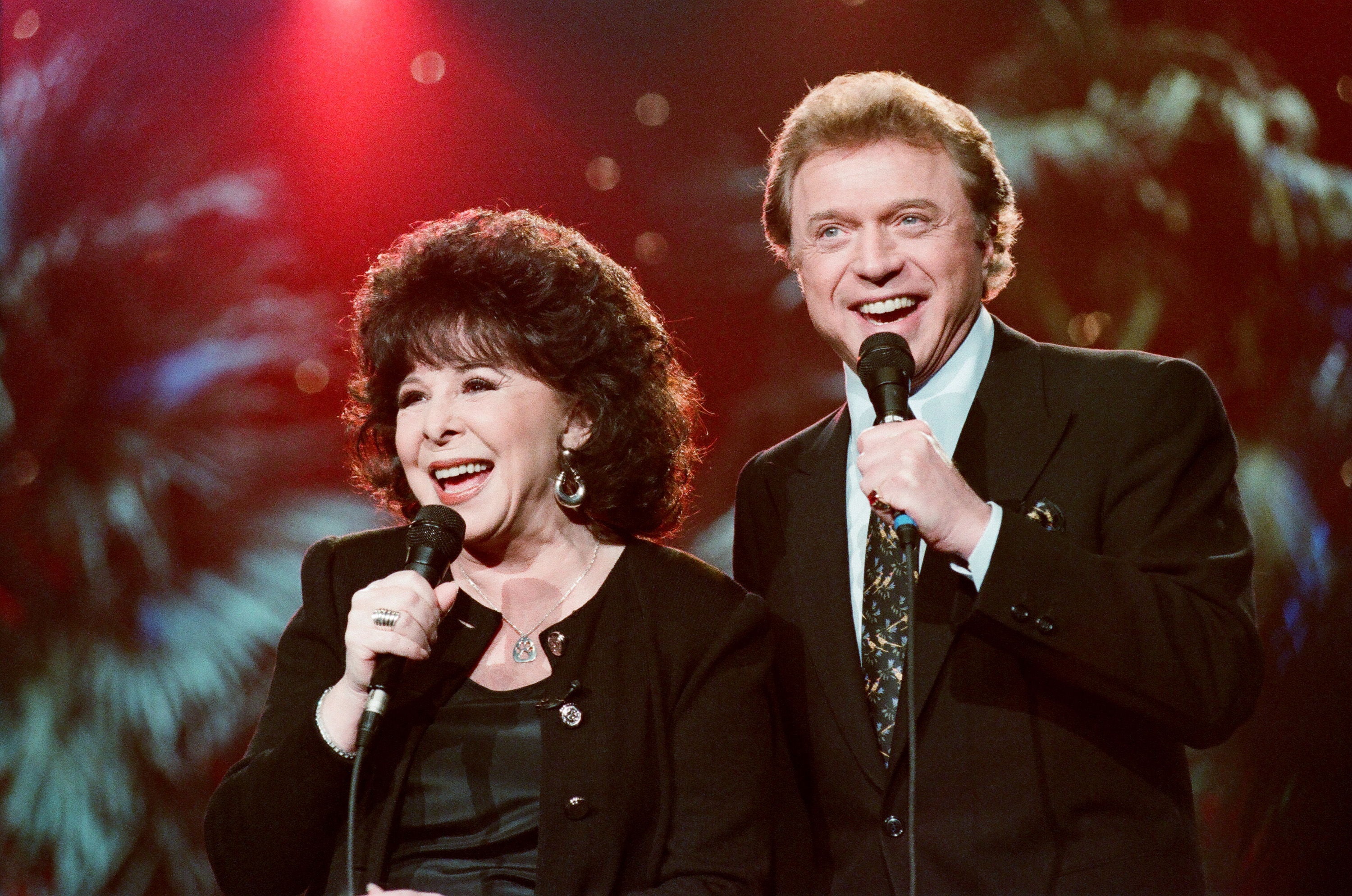 Eydie Gorme and Steve Lawrence perform on November 15, 1995. | Source: Getty Images