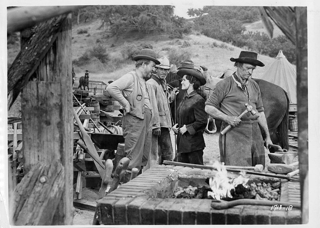 Susan Cabot talking with a man in a scene from the film 'Gunsmoke', 1953. | Photo: Getty Images