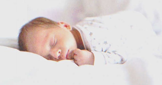 Auf ihrem Bett lag ein Baby. | Quelle: Shutterstock