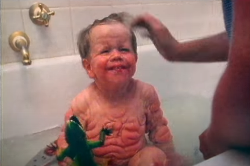 Tomm Tennent is pictured enjoying a bath | Source: YouTube.com/60 Minutes Australia