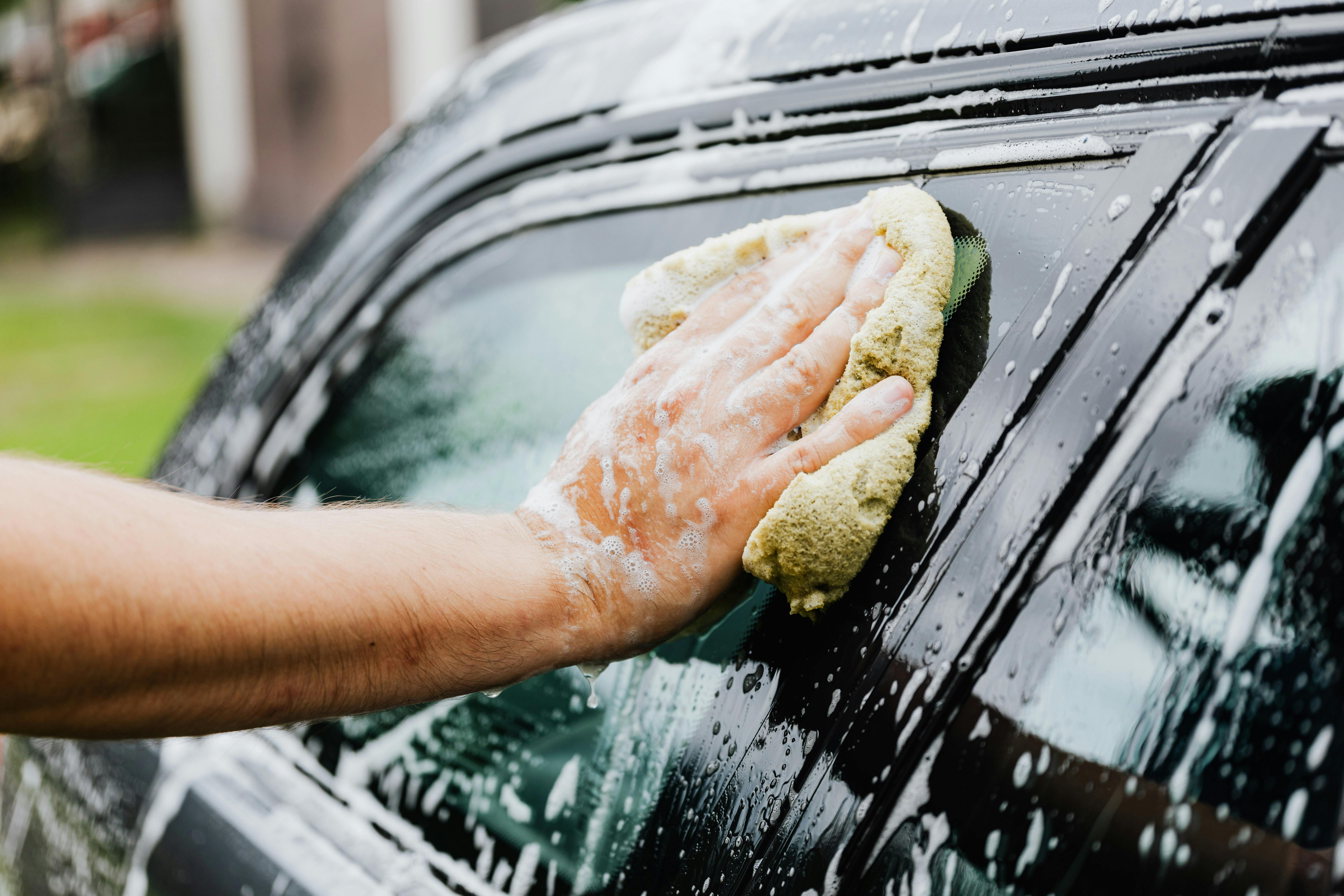 A man washes his car | Source: Pexels