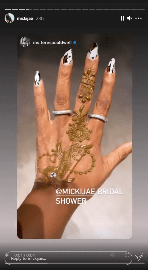 Jasmine Jordan shares a repost of her showing of her Henna. | Photo: Instagram/mickijae