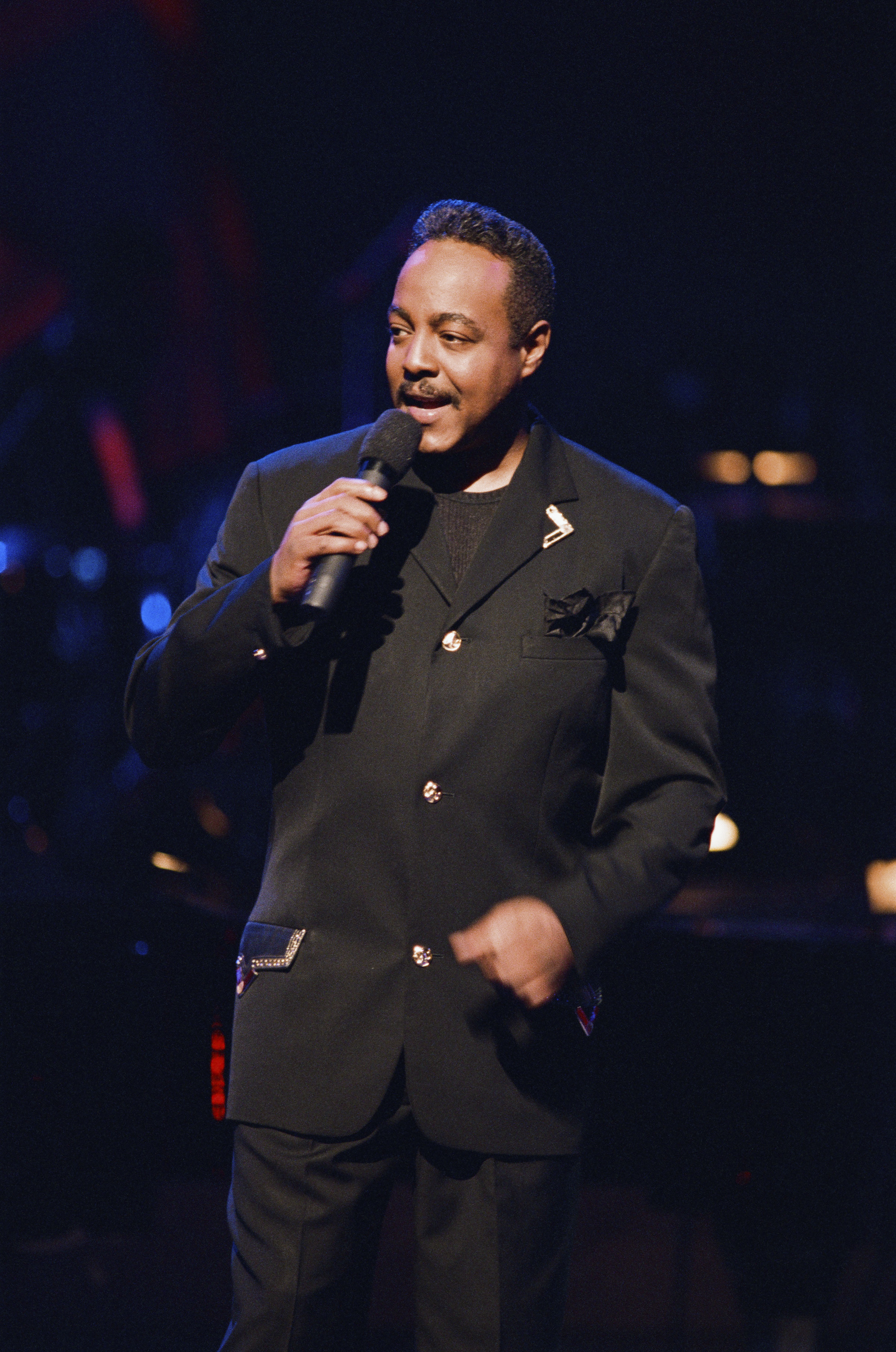 Peabo Bryson performs during the Apollo Theater Hall of Fame event in 1994 | Source: Getty Images