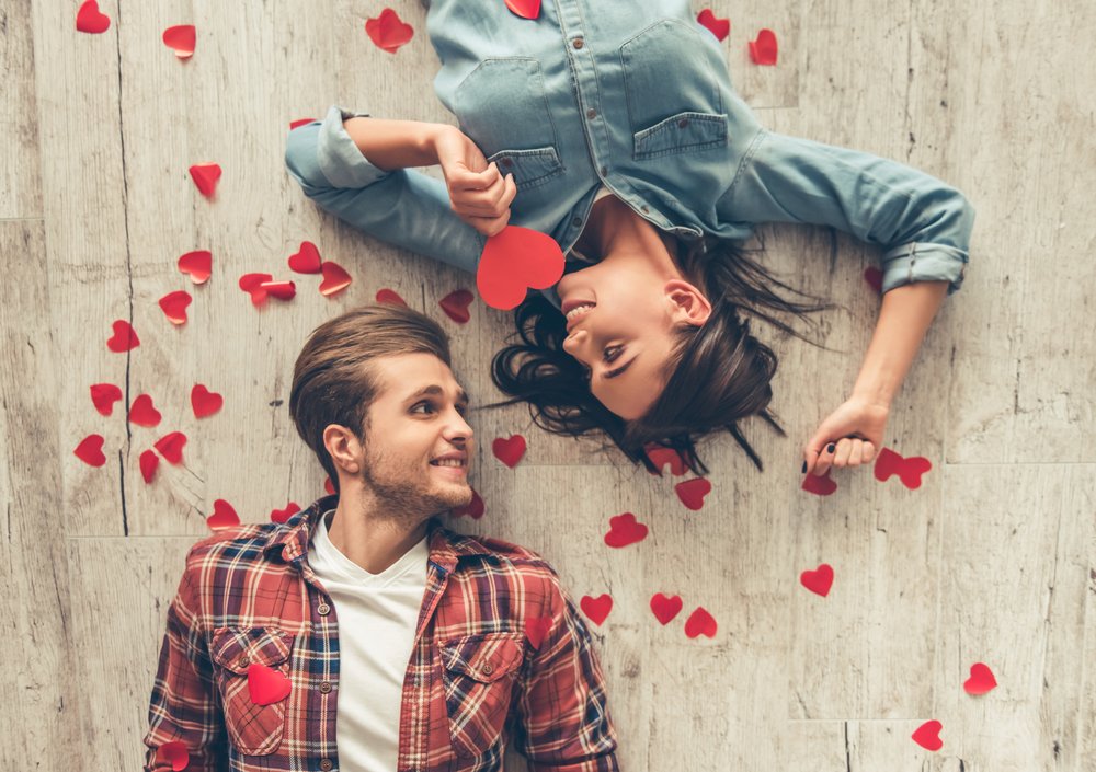 Pareja viéndose y sonriendo.| Fuente: Shutterstock Pareja viéndose y sonriendo.| Fuente: Shutterstock