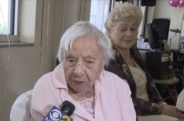 Les amis de Louise Signore sont surpris par toute l'énergie qui lui permet de garder ses 107 ans. | Photo: YouTube / CBS New York