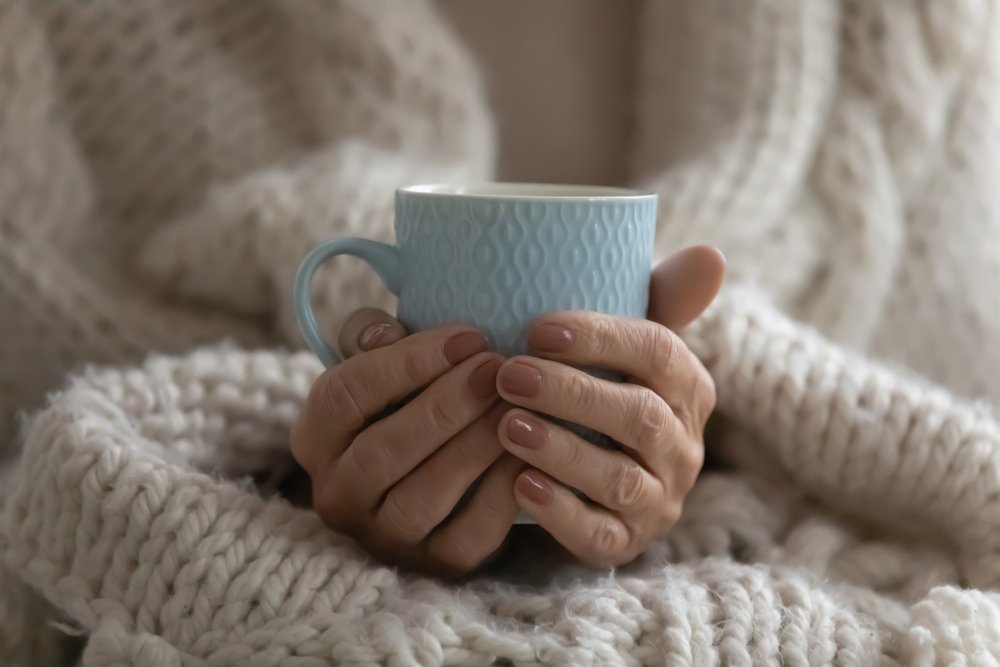 Señora toma una taza de té. | Foto: Shutterstock