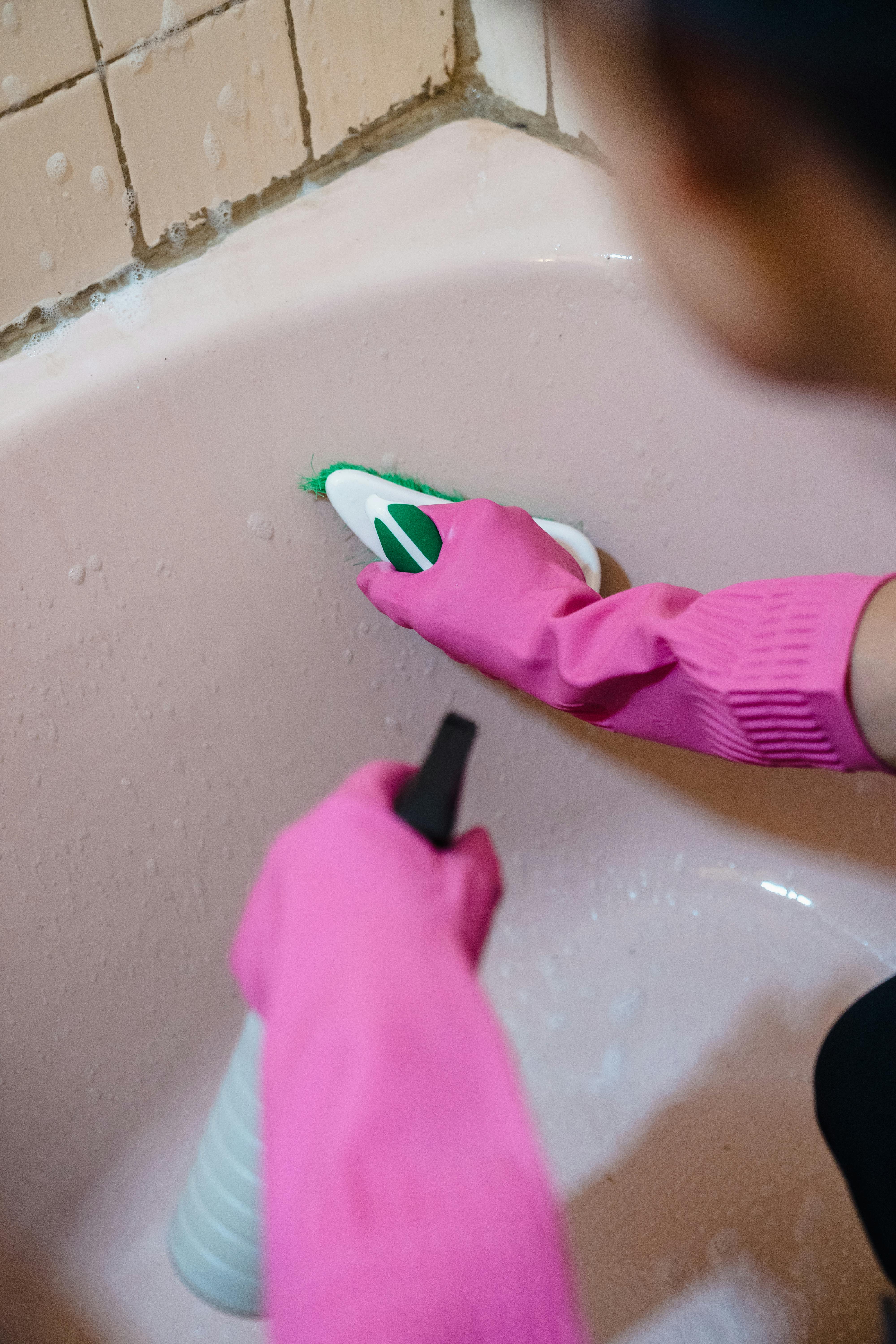 A woman scrubbing her bathtub | Source: Pexels