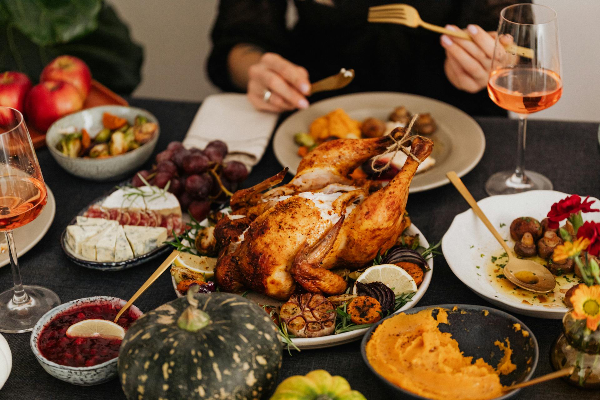 A Thanksgiving dinner spread | Source: Pexels