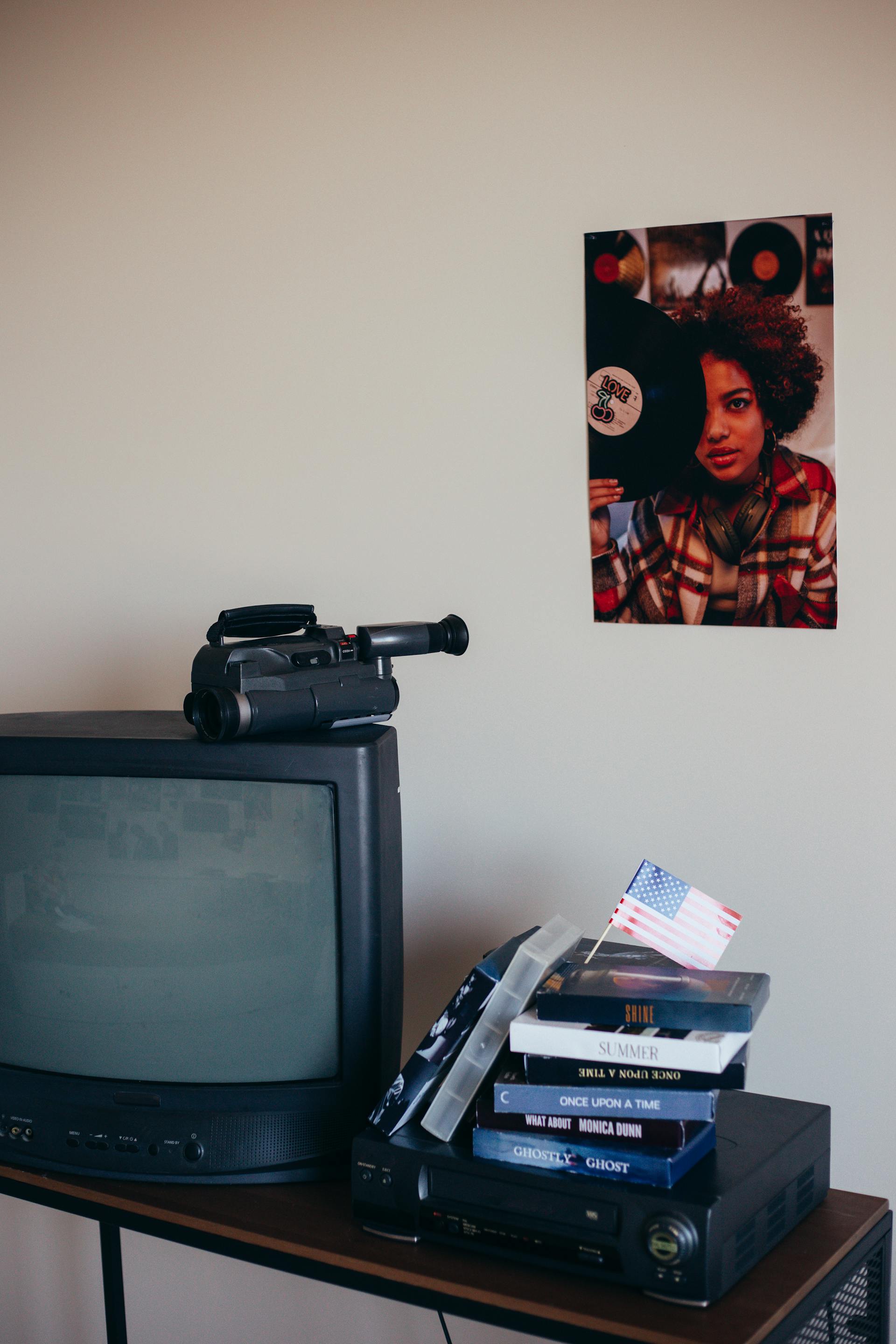 An old TV with cassettes | Source: Pexels
