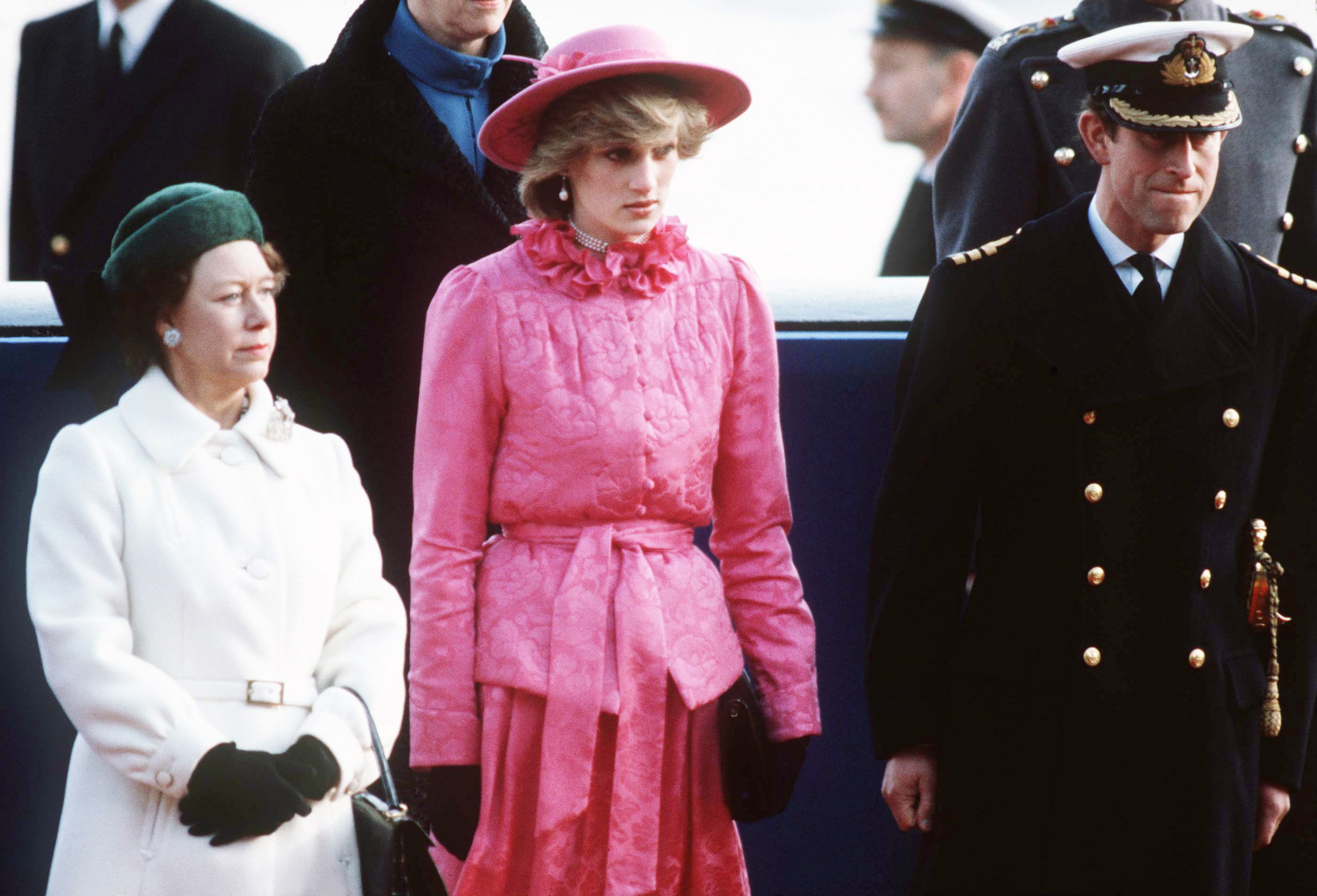 Prinzessin Diana steht mit Prinzessin Margaret und Prinz Charles, während sie darauf warten, sich im November 1982 in London mit Königin Beatrix der Niederlande zu treffen | Quelle: Getty Images