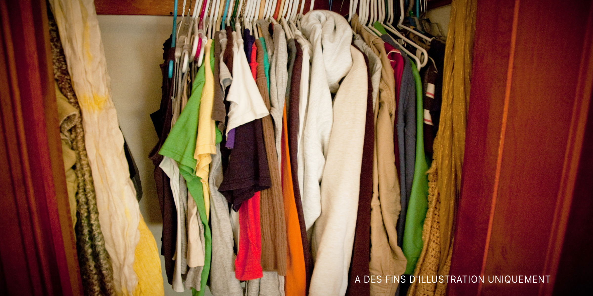 Des vêtements suspendus dans un placard | Source : Flickr / Jodimichelle (CC BY-SA 2.0)