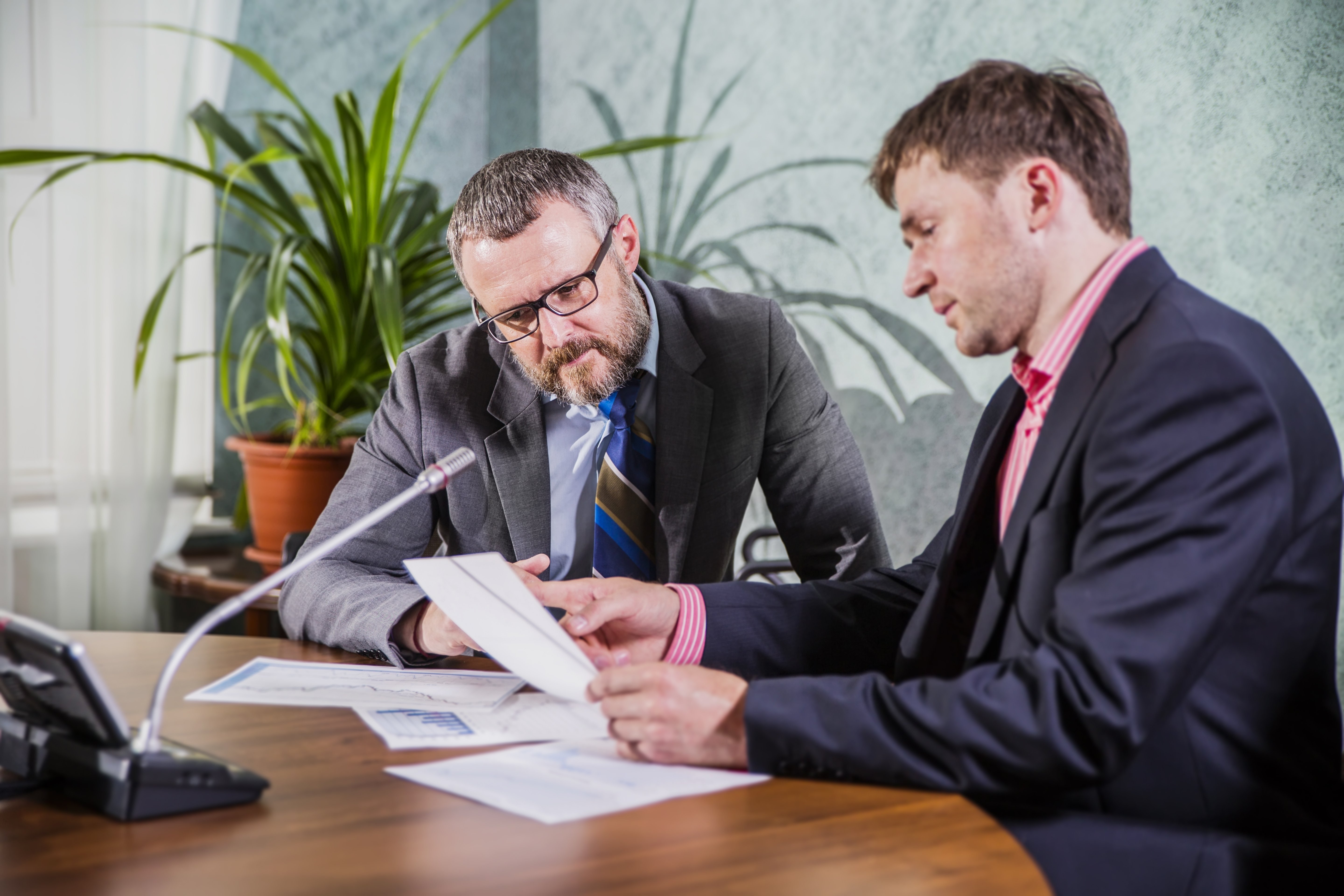 A man discussing legalities with a lawyer | Source: Shutterstock 