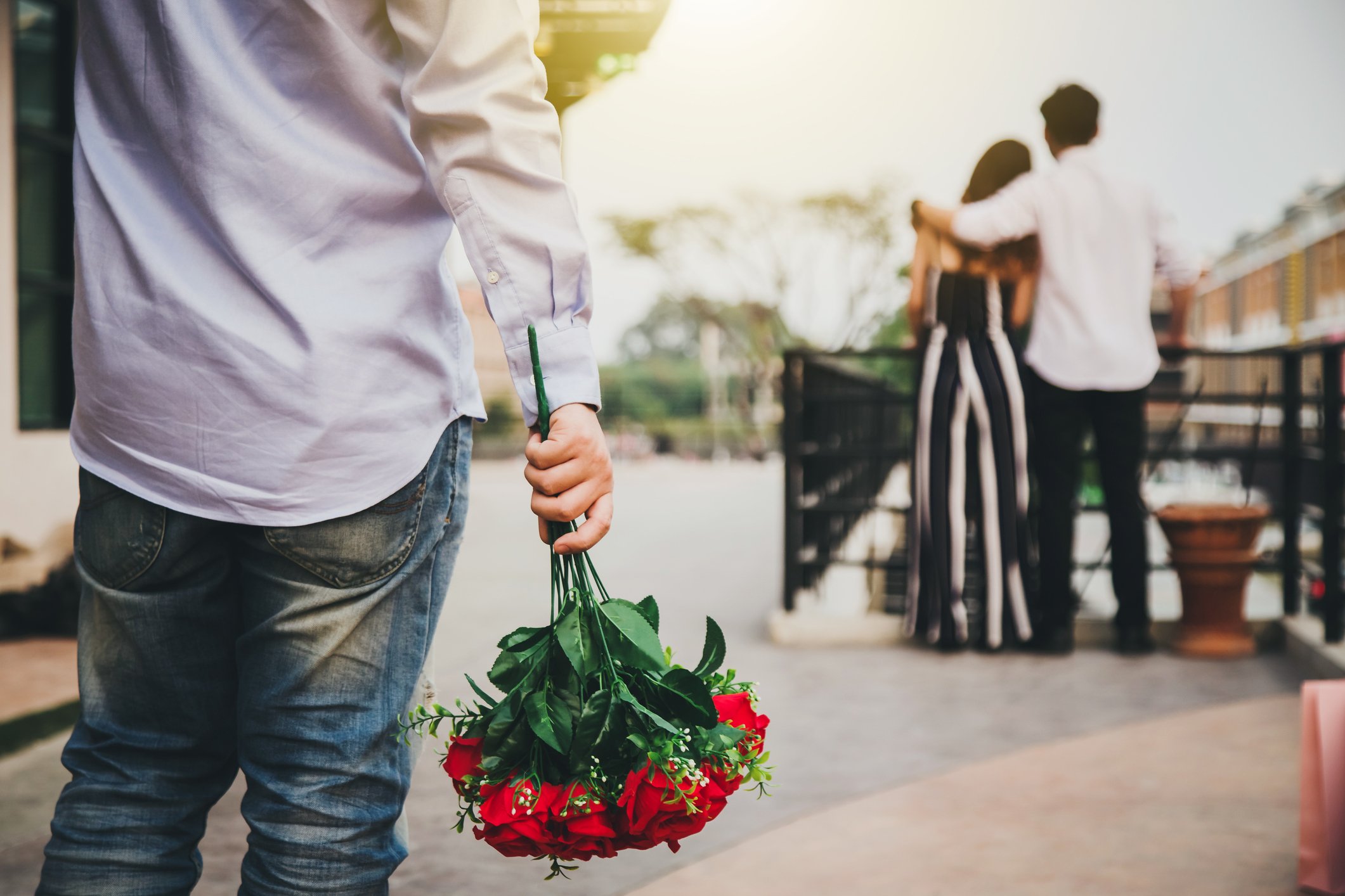 Les hommes préparent des fleurs pour leurs amants. Mais son amant est avec d'autres personnes pour d'autres. | Photo : Getty Images