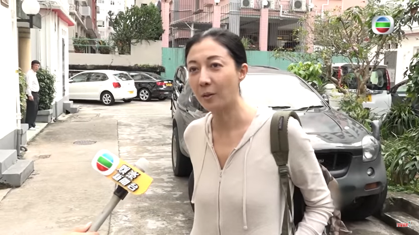 Elaine Ng Yi-Lei responde a las preguntas de los medios sobre el matrimonio de su hija Etta Ng Chok Lam. | Foto: YouTube.com/TVB