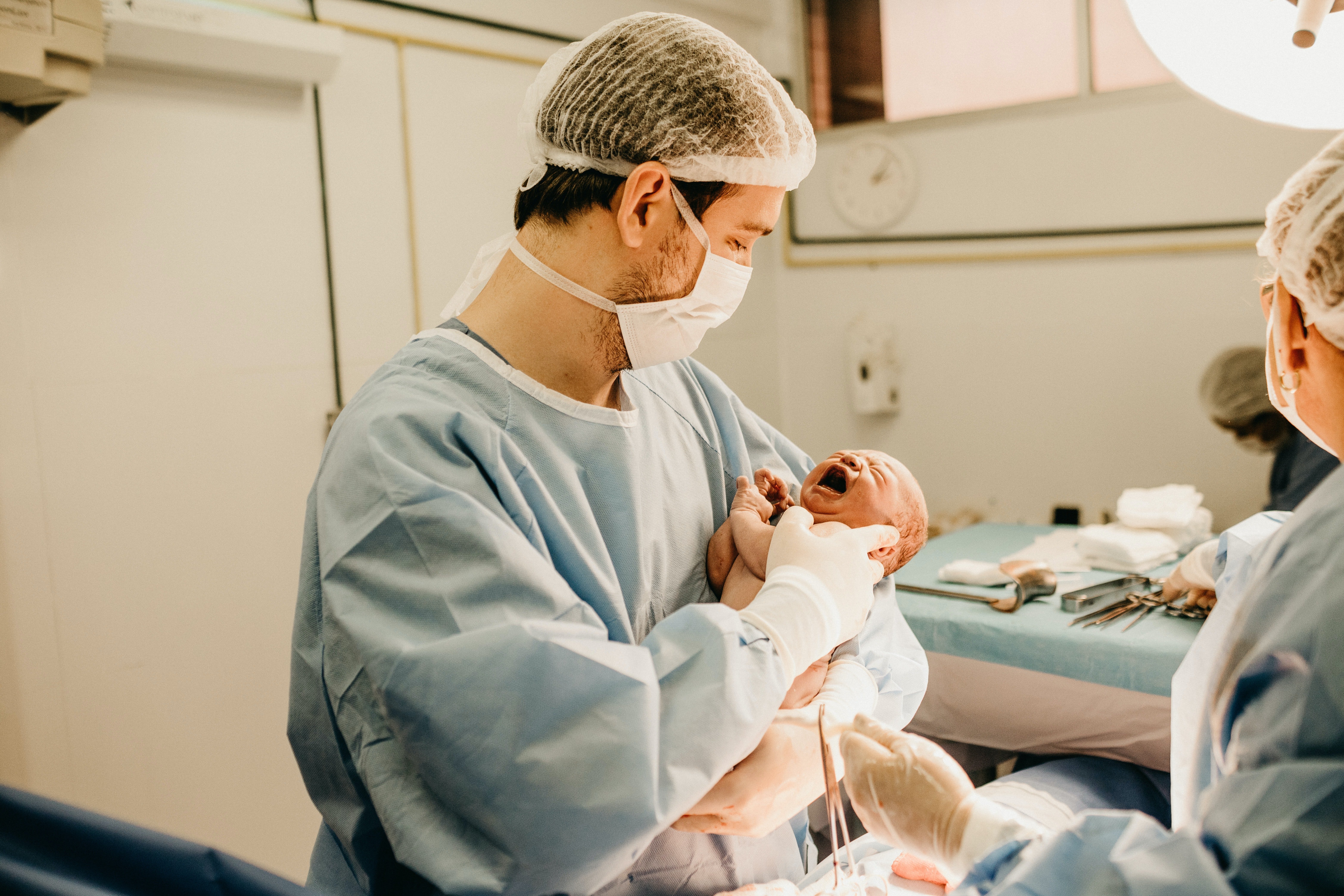 Die Ärzte schrien vor Freude und zeigten bei dem Anruf Tobias' Baby. | Quelle: Unsplash
