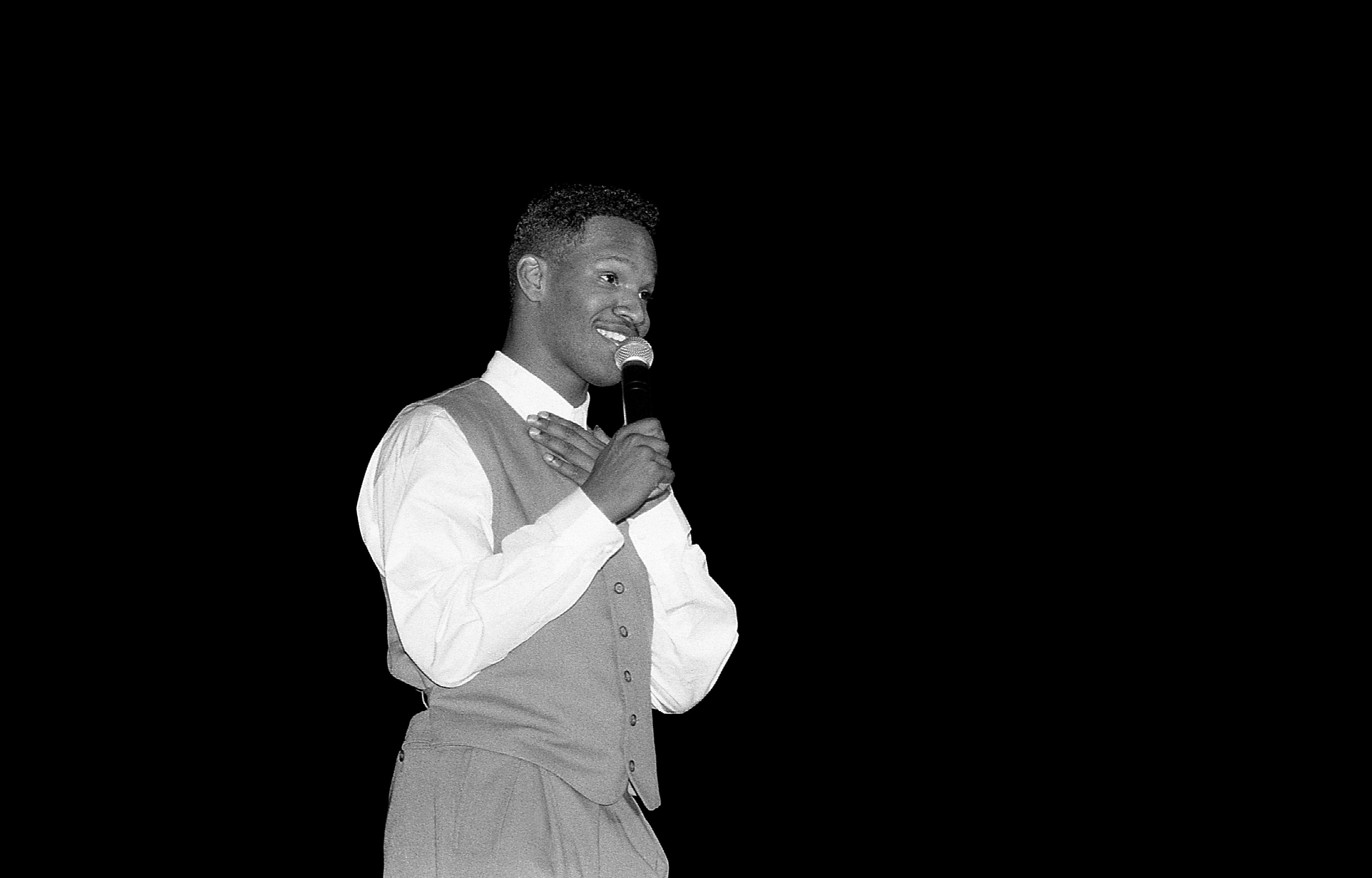 Jamie Foxx performing stand-up in April 1994, in Chicago, Illinois. | Source: Getty Images